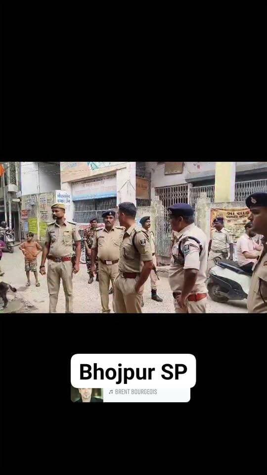 सावन मास के अंतिम सोमवारी को लेकर पुलिस अधीक्षक, भोजपुर द्वारा आरा नगर थाना क्षेत्र के मंदिरों का निरीक्षण!
सावन मास की अंतिम सोमवारी को श्रद्धालुओं की भारी भीड़ और विधि-व्यवस्था को पूरी तरह सुरक्षित रखने के लिए प्रशासन पूरी तरह मुस्तैद है। इसी क्रम में आज पुलिस अधीक्षक, भोजपुर द्वारा आरा नगर थाना क्षेत्र के प्रमुख मंदिरों का स्थलीय निरीक्षण किया गया।
निरीक्षण के दौरान सुरक्षा व्यवस्था, भीड़ नियंत्रण और यातायात प्रबंधन का जायजा लिया गया और संबंधित अधिकारियों को आवश्यक दिशा-निर्देश दिए गए।