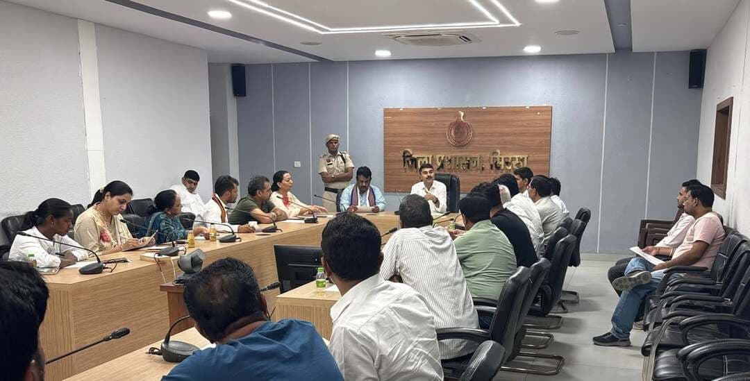18 दिन बाद जागा प्रशासन, कोर्ट के डर से शहर की सुध लेनी की शुरू
- शिकायतों के जरिए आखिर प्रशासन की नाक तक पहुंची डंपिंग प्वाइंटों की दुर्गंध
- नगर अायुक्त ने ली नगर पार्षदों की बैठक, सफाई व्यवस्था को सुचारु बनाने पर किया मंथन, 27 को है हाई कोर्ट की तारीख
सिरसा।
शहर की सफाई व्यवस्था को लेकर प्रशासन की सक्रियता आखिरकार 18 दिन बाद दिखाई दी। नगर पालिका कर्मचारी संघ की हड़ताल के कारण शहर में जगह-जगह कूड़े के ढेर लगते रहे, दुर्गंध और गंदगी से लोग परेशान होते रहे, लेकिन जिला प्रशासन और नगर परिषद की ओर से समस्या का स्थायी समाधान तलाशने के बजाय हालात को लगातार बिगड़ने दिया गया। अब हाई कोर्ट की सख्ती और कार्रवाई के डर के बाद प्रशासन ने शहर की सुध लेनी शुरू की है। शनिवार और रविवार को कुछ डंपिंग प्वाइंटों से कूड़ा उठाए जाने के बाद जिला नगर आयुक्त सुरेंद्र बेनीवाल ने नगर पार्षदों के साथ बैठक कर सफाई व्यवस्था को सुचारु बनाने पर मंथन किया। डोर-टू-डोर कूड़ा संग्रहण, हड़ताल के दौरान पैदा हुए हालात और शहर की मौजूदा सफाई व्यवस्था पर चर्चा हुई। पार्षदों से भी स्वच्छता अभियान में सहयोग मांगा गया। इसके बाद शहर के सभी डंपिंग प्वाइंटों पर चूना और दवा के छिड़काव के निर्देश दिए गए। शनिवार और रविवार को छिड़काव करवाया गया। गलियों और बाजारों में जमा कूड़े के कारण मच्छर-मक्खियों की आशंका को देखते हुए सभी वार्डों में फॉगिंग करवाने की भी बात कही गई है। लेकिन सवाल यह है कि ये सक्रियता 18 दिन तक कहां थी? जब शहर में रोजाना कूड़े के ढेर बढ़ रहे थे, लोग दुर्गंध और गंदगी के बीच रहने को मजबूर थे, तब प्रशासन ने ऐसी तत्परता क्यों नहीं दिखाई? क्या शहर की सफाई व्यवस्था की सुध लेने के लिए हाई कोर्ट की फटकार और सख्ती जरूरी थी?
सबसे बड़ा सवाल सरकार और प्रशासन की कार्यशैली पर है। यदि प्रशासन के पास डंपिंग प्वाइंटों पर चूना-दवा छिड़कने, फॉगिंग करवाने और वैकल्पिक सफाई व्यवस्था बनाने के उपाय मौजूद थे, तो इन्हें पहले दिन से लागू क्यों नहीं किया गया? 18 दिनों तक शहरवासियों को उनके हाल पर छोड़ने के बाद अब बैठकों और निर्देशों के जरिए व्यवस्था संभालने की कोशिश जवाबदेही से बचने का रास्ता तो नहीं? लोकतंत्र में जनप्रतिनिधियों की भूमिका महत्वपूर्ण है, लेकिन प्रशासन की जिम्मेदारी उससे भी बड़ी है। पार्षदों से सहयोग मांगना अच्छी पहल है, मगर मूल प्रश्न यह है कि सफाई कर्मचारियों की हड़ताल के दौरान वैकल्पिक व्यवस्था बनाने की जिम्मेदारी किसकी थी। शहरवासियों से सहयोग की अपील करने से पहले प्रशासन और सरकार को यह बताना चाहिए कि 18 दिनों तक शहर को कूड़े के हवाले क्यों रखा गया।
कुछ डंपिंग प्वाइंटों से कूड़ा उठ जाना भी शहर के पूरी तरह साफ होने का प्रमाण नहीं है। शहर की गलियों, बाजारों और अन्य स्थानों पर फैला कूड़ा अब भी प्रशासन के सामने बड़ी चुनौती है। ऐसे में चूना और दवा का छिड़काव तथा फॉगिंग जरूरी कदम हैं, लेकिन इन्हें 18 दिन बाद की गई मजबूरी की कार्रवाई के बजाय नियमित व्यवस्था का हिस्सा बनाया जाना चाहिए। शहरवासियों को अब आश्वासन नहीं, जवाब चाहिए-18 दिन तक सफाई व्यवस्था को यूं ही क्यों बिगड़ने दिया गया और अगर हाई कोर्ट का हस्तक्षेप नहीं होता तो प्रशासन कब जागता? सरकार और प्रशासन को यह भी सुनिश्चित करना होगा कि अदालत की सख्ती खत्म होते ही व्यवस्था फिर पुराने ढर्रे पर न लौटे। आखिर सिरसा की सफाई किसी अदालत के डर से नहीं, प्रशासन की जिम्मेदारी और सरकार की जवाबदेही से होनी चाहिए।