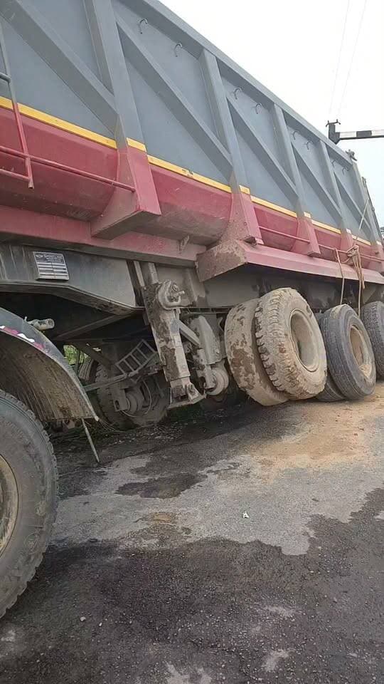 बैजनाथपुर स्टेशन से पश्चिम ढ़ाला नंबर 99-बी के पास बालू से लदा हाईवा ट्रक सड़क किनारे धस गया..जहां बड़ा हादसा होने से बाल-बाल बचा...देखिए पूरा वीडियों..