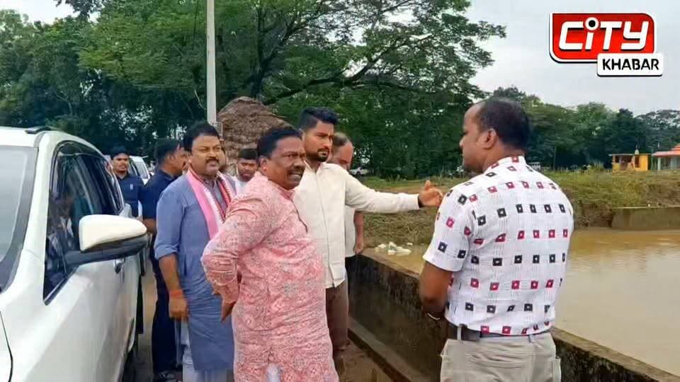 ଭଦ୍ରକ: ସାଳନ୍ଦୀ ଓ ନାଳିଆ ନଦୀର ବନ୍ୟାରେ ପ୍ରଭାବିତ ଭଦ୍ରକ ବ୍ଲକର ଅର୍ଣ୍ଣପାଳ, ସୁଶୁଆ, ରାଜୁଆଳିବିନ୍ଧା, ରାଜମୁକୁନ୍ଦପୁର ଏବଂ ତିହିଡ଼ି ବ୍ଲକର ତଳଗୋପବିନ୍ଧା, ବୋଡ଼କ ଅଞ୍ଚଳ ପରିଦର୍ଶନ କରି ବନ୍ୟା ପରିସ୍ଥିତି ଓ କ୍ଷୟକ୍ଷତିର ସ୍ଥିତି ଅନୁଧ୍ୟାନ କରିଛନ୍ତି। ପଞ୍ଚାୟତିରାଜ ମନ୍ତ୍ରୀ ରବି ନାରାୟଣ ନାୟୀକ ମନ୍ତ୍ରୀ ସୂର୍ଯ୍ୟବଂଶୀ ସୁରଜ ଓ ସାଂସଦ ଶଅଭିମନ୍ୟୁ ସେଠୀ ଭଦ୍ରକ ବିଧାୟକ ସିତାଂଶୁ ଶେଖର ମହାପାତ୍ର ପ୍ରଭାବିତ ଲୋକଙ୍କ ସମସ୍ୟା ଓ କ୍ଷୟକ୍ଷତି ସମ୍ପର୍କରେ ବୁଝିଥିଲେ।
#ciktykhabarbhadrak