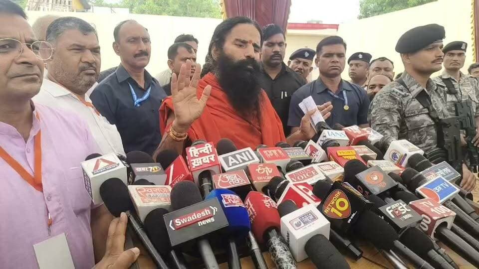 #SwamiRamdev ने कंगना रानौत पर की टिप्पणी, ज्यादा न बोलते हुए भी उसे बोल गए "ओछा"..........
@highlight BJP Uttarakhand Haridwar Congress #kangnaranawat #KanganaRanawat #breakingnewstoday #BreakingNews