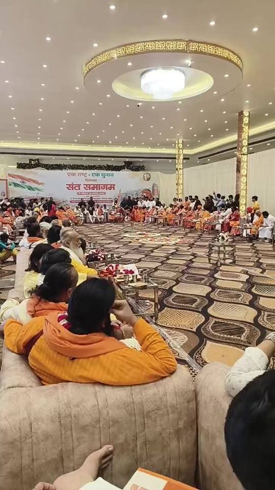 हरिद्वार ब्रेकिंग न्यूज़
हरिद्वार पहुंचे सीएम धामी, केंद्रीय मंत्री शिवराज सिंह चौहान, योग गुरु स्वामी रामदेव और महंत रवींद्र पुरी भी कार्यक्रम में मौजूद
हरिद्वार में ‘एक राष्ट्र, एक चुनाव’ कार्यक्रम में कर रहे शिरकत
ज्वालापुर मार्ग स्थित श्रीजी वाटिका में संत समाज की ओर से आयोजित ‘एक राष्ट्र, एक चुनाव’ कार्यक्रम में कर रहे हैं।
कार्यक्रम में केंद्रीय मंत्री शिवराज सिंह चौहान, योग गुरु स्वामी रामदेव, अखाड़ा परिषद के अध्यक्ष महंत रवींद्र पुरी समेत संत समाज और कई गणमान्य व्यक्ति मौजूद हैं।
कार्यक्रम को लेकर आयोजन स्थल पर सुरक्षा के पुख्ता इंतजाम किए गए हैं। पुलिस बल की तैनाती के साथ यातायात व्यवस्था पर भी विशेष निगरानी रखी जा रही है।