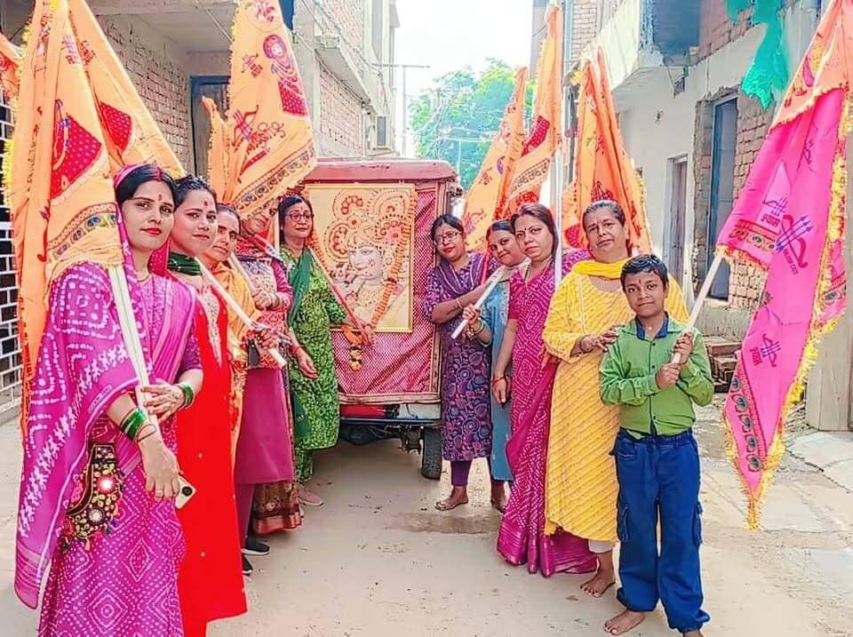 निशान महिला मंडल की ओर से 55वीं निशान यात्रा श्रद्धा और भक्तिभाव के साथ निकाली गई। निशान की पूजा-अर्चना नैंसी वर्मा ने कराई। इसके बाद दुर्गा कॉम्प्लेक्स, झंडा चौक से निशान यात्रा शुरू हुई, जो स्टेशन रोड, अड्डी बंगला होते हुए भालोटिया मोहल्ला स्थित पोद्दार निवास श्याम मंदिर पहुंची। यहां श्रद्धालुओं ने विधि-विधान के साथ श्याम बाबा को निशान अर्पित किया।यात्रा के दौरान श्रद्धालु भक्ति गीतों पर झूमते नजर आए। पूरे मार्ग में जलती रहे खाटू वाले जोत तेरी जलती रहे, मेरी गाड़ी, मेरा बंगला, मेरा पैसा सब तेरा, मेरा तो कुछ भी नहीं तथा दिलदार कन्हैया ने मुझको अपनाया है, रास्ते से उठाकर सीने से लगाया है जैसे भजनों की गूंज सुनाई देती रही। श्रद्धालुओं ने हाथों में निशान लेकर श्याम बाबा के जयकारे लगाए।निशान यात्रा में कृतिका मोदी, मुरली शर्मा, पूजा शर्मा, सारिका केडिया, अंजना केडिया, शालिनी सेट, रेखा केसरी, जूही और अंजू देवी सहित महिला मंडल की सदस्य शामिल रहीं। जजमान के रूप में नैंसी वर्मा ने धार्मिक अनुष्ठान में सहभागिता की।यात्रा के दौरान श्रद्धालुओं ने लेने आज खाटू वाले रींगस के उस मोड़ पर सहित अन्य भजनों का गायन किया। वहीं निशान को ऊंचा रखकर श्याम बाबा के प्रति अपनी आस्था प्रकट की। यात्रा के दौरान भक्तिमय माहौल बना रहा और श्रद्धालु श्याम भक्ति में सराबोर नजर आए।