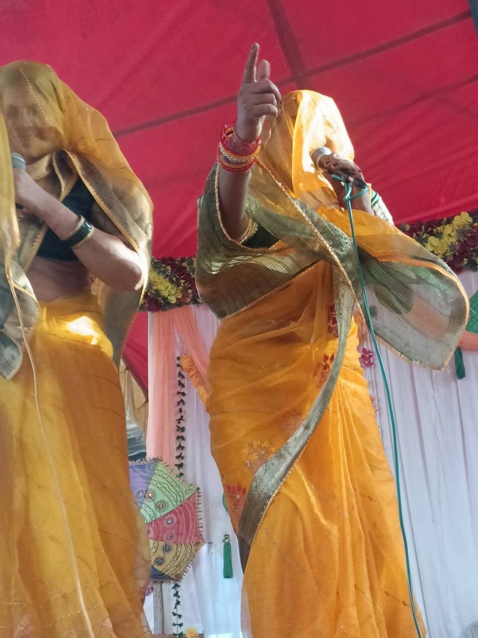 बछामदी में दो दिवसीय महिला कीर्तन का भक्तिमय वातावरण में समापन
नदबई। बछामदी गांव में आयोजित दो दिवसीय महिला कीर्तन का रविवार को भक्तिमय वातावरण में समापन हुआ। कार्यक्रम सरपंच सरोज पुष्पेंद्र फौजदार की अध्यक्षता में आयोजित किया गया, जबकि मंदिर महंत प्रताप शुक्ला जी महाराज मुख्य अतिथि रहे।
कीर्तन के दौरान वीर एवं भक्ति रस से ओतप्रोत प्रस्तुतियों के साथ महिला सशक्तिकरण का संदेश भी दिया गया। महिलाओं ने अपने गायन के माध्यम से महिलाओं को जागरूक करने के साथ मतदाताओं से मतदान में बढ़-चढ़कर भाग लेने की अपील की।
कार्यक्रम में कमालपुरा, सोमली, हिंडौन, छोकरवाड़ा प्रथम व द्वितीय, मंडावरा हिंडौन, फौजीपुरा सहित बछामदी की कीर्तन पार्टियों ने भक्ति गीतों की प्रस्तुतियां दीं। दर्जनों गांवों से पहुंचे श्रद्धालुओं ने भक्ति गायन का आनंद लिया। इस दौरान पूरा गांव भक्तिमय वातावरण में सराबोर रहा और श्रद्धालु भजनों पर झूमते व नाचते नजर आए।
समापन अवसर पर सरपंच पुष्पेंद्र फौजदार एवं आयोजन कमेटी की ओर से सभी कीर्तन पार्टियों का सम्मान कर उन्हें विदाई दी गई। वहीं मोदप्रकाश फौजी ने भी व्यक्तिगत रूप से सभी पार्टियों के सदस्यों को शॉल एवं 1100 रुपये की राशि भेंट कर सम्मानित किया।
कार्यक्रम में पूर्व सरपंच प्रभाव चौधरी, बिजेंद्र सिंह, गजेंद्र प्रसाद बाबूजी, नरेंद्र ओझा, गजेंद्र सेठ, बिजेंद्र इंदौलिया, बनिया बसेरी, प्रकाश बाबू ओझा, जगदीश प्रसाद, महेश प्रसाद, मनोज डागुर, मनोज ओझा, महावीर सिंह, राजन डीलर, राजू सेठ, देशराज पहलवान, बीघाराम सक्सेना, जगवीर सिंह फौजदार सहित हजारों श्रद्धालु मौजूद रहे।
दो दिवसीय आयोजन के समापन के बाद सभी कीर्तन पार्टियों का सम्मानपूर्वक विदा किया गया। पूरे आयोजन के दौरान गांव में श्रद्धा, भक्ति और सामाजिक जागरूकता का संदेश देखने को मिला।