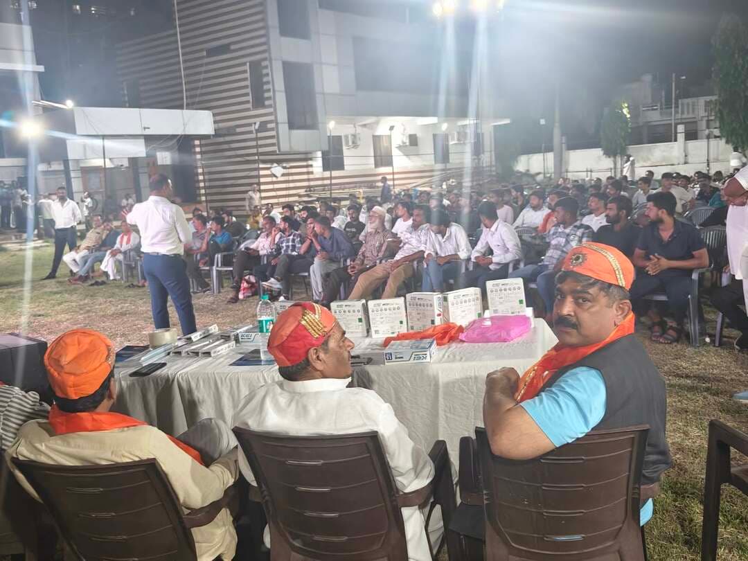 *केईआई कम्पनी का सावन महोत्सव समारोह सम्पन्न*
*प्रत्येक व्यावसायिक उद्यमी का दायित्व है कि वह समाज के हितों का ध्यान रखें : माली*
भीलवाड़ा :राजकुमार गोयल, 23 अगस्त विश्व की प्रसिद्ध इलेक्ट्रीक वायर (केबल) निर्माता कम्पनी के ई आई द्वारा कॉर्पाेरेट सामाजिक उत्तरदायित्व के तहत देव गार्डन रिसोर्ट में सावन महोत्सव समारोह आयोजित किया गया। समारोह के मुख्य अतिथि स्टेट फेडरेशन ऑफ यूनेस्को एसोसिएशन इन राजस्थान के प्रदेश संयोजक गोपाल लाल माली ने कहा कि जिम्मेदार व्यावसायिक उद्यमी को समाज द्वारा किसी निश्चित समय पर निर्धारित, आर्थिक, कानूनी, नैतिक और परोपकारी अपेक्षाओं को भी पूरा करना होता है। इस कड़ी में केईआई कंपनी द्वारा किए गए प्रत्येक आयाम के महत्व को दर्शाता है। हालांकि सभी कंपनियों को कॉरपोरेटर सामाजिक जिम्मेदारी पूरी ईमानदारी से निभाते हुए प्रत्येक व्यावसायिक उद्यमी का दायित्व है कि वह समाज के हितों का भी ध्यान रखें।
सावन महोत्सव समारोह में एलनजे ग्रुप के ओएसडी रजनीश वर्मा, माली (सैनी) महासभा के जिला अध्यक्ष भैरूलाल माली भी वशिष्ठ अतिथि तौर पर मंचासीन थे।
जोधपुर ब्रांच हेड लोकेश खराड़ी ने कंपनी द्वारा सीएसआर के तहत किये जा रहे कार्यों की जानकारी देते हुए कहा की केईआई कंपनी अपनी सामाजिक जिम्मेदारियां को भली-भांति निभाती आ रही है।
केईआई उदयपुर हेड धर्मदास वैष्णव, प्रभात प्रजापत,हिमांशु त्रिवेदी, यशवंत सिंह राणावत , अर्जुन सिंह सिसोदिया और आशीष शर्मा ने कंपनी के प्रोडक्ट के बारे में भी विस्तार से बताया इस बार कंपनी द्वारा ग्रीन भारत के तहत ग्रीन वायर का भी महत्व बताते हुए कहा कि यह पर्यावरण के लिए बहुत लाभदायक है।
कार्यक्रम का संचालन डॉक्टर शांतिलाल छापरवाल ने किया। अंत में गुरूकृपा इलेक्ट्रिक के सीईओ सत्यनारायण माली ने समारोह में आये हुए सभी आगंतुको का धन्यवाद ज्ञापित कर आभार जताया।