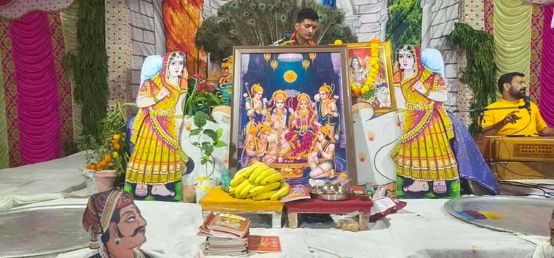 श्रावण के आखरी शनिवार को खान्या बालाजी मन्दिर प्रांगण में हुआ सुंदरकांड का पाठ
शाहपुरा (भीलवाड़ा)-राजेन्द्र खटीक।
शाहपुरा/-श्री खान्या के बालाजी मंदिर प्रांगण में चल रही श्री शिवमहापुराण कथा के अंतर्गत श्री खान्या के बालाजी महंत श्री श्री 108 श्री रामदास जी त्यागी महाराज की असीम अनुकम्पा से व कथा वाचक श्री देवकिशन जी शास्त्री के सानिध्य में चल रही श्री शिवमहापुराण कथा के अंतर्गत शनिवार शाम को सुंदरकांड का भव्य पाठ किया जिसमें महिलाओं-पुरुषों व बच्चे-बच्चियों ने भी बढ़ चढ़ कर भाग लिया व सुंदरकांड का पाठ बड़े ही तन,मन के साथ पढा।सुंदरकांड के पाठ के बाद सभी भक्तों ने खान्या के बालाजी की आरती की व प्रसाद ग्रहण किया।