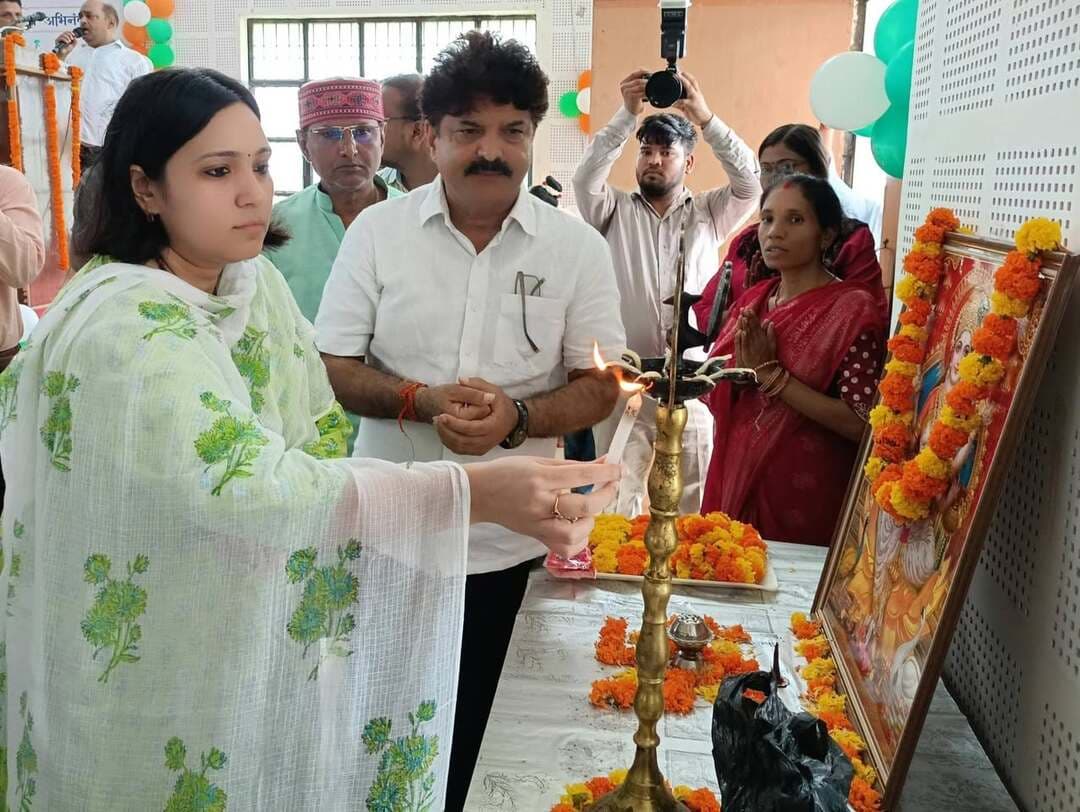 *जिलाधिकारी कृत्तिका ज्योत्स्ना की अध्यक्षता में बस्ती में हुआ रसोइया सम्मान समारोह, कर्मठ रसोइयों को मिला बढ़ा मानदेय और कैशलेस चिकित्सा कार्ड*
*जनपद बस्ती, उत्तर प्रदेश 23 अगस्त 2026*
राजकीय इंटर कॉलेज के बहुउद्देशीय सभागार में शनिवार को रसोइया सम्मान एवं कैशलेस चिकित्सा कार्ड वितरण समारोह का भव्य आयोजन किया गया। कार्यक्रम की *अध्यक्षता जिलाधिकारी कृत्तिका ज्योत्स्ना ने की* और मुख्य अतिथि के रूप में उत्तर प्रदेश गौ सेवा आयोग के उपाध्यक्ष महेश शुक्ल मौजूद रहे।
कार्यक्रम में सर्वप्रथम *जिलाधिकारी कृत्तिका ज्योत्स्ना ने* मुख्य अतिथि महेश शुक्ल का बुके एवं स्मृति चिन्ह भेंट कर स्वागत किया। इसके बाद सहायक शिक्षा निदेशक बेसिक बस्ती मंडल ने जिलाधिकारी का, जिला बेसिक शिक्षा अधिकारी अनूप कुमार ने मुख्य विकास अधिकारी सार्थक अग्रवाल का, जिला समन्वयक मध्यान्ह भोजन अमित मिश्रा ने बीएसए का तथा खंड शिक्षा अधिकारी विनोद त्रिपाठी ने विधायक प्रतिनिधि गुलाब सोनकर का स्वागत किया।
कार्यक्रम का संचालन एसआरजी आशीष श्रीवास्तव ने किया। शुभारंभ अतिथियों द्वारा दीप प्रज्ज्वलन से हुआ। कस्तूरबा गांधी बालिका आवासीय विद्यालय की छात्राओं ने सरस्वती वंदना पर मनमोहक नृत्य प्रस्तुत किया। इसके बाद मुख्यमंत्री के रसोइया सम्मान समारोह एवं कैशलेस चिकित्सा कार्ड वितरण के राज्य स्तरीय कार्यक्रम का सजीव प्रसारण दिखाया गया।
स्वागत संबोधन में जिला बेसिक शिक्षा अधिकारी अनूप कुमार ने कहा कि विद्यालयों में बच्चों को पौष्टिक भोजन उपलब्ध कराने में रसोइयों की भूमिका अत्यंत महत्वपूर्ण है। वे केवल भोजन बनाने वाली नहीं बल्कि विद्यालय परिवार का अभिन्न हिस्सा हैं।
समारोह में विभिन्न विकासखंडों से आई रसोइयों - सुभावती देवी, राधिका देवी, प्रमिला, सुनीता, बिंदु, फूला देवी, आरती देवी, विजयलक्ष्मी, दुर्गावती, कमलावती, चांदनी, पूर्ण शांति, बासमती, क्रांति, अंजू, पुष्पा देवी, मीना देवी, मोटेरा, रामचरित्र, रामकृपाल, गुड़िया, तारा, सीता पति, संगीता, खुशनुमा खातून, लालमति, नेहा, नीर सहित दर्जनों रसोइयों को बढ़े हुए मानदेय का प्रतीकात्मक चेक एवं कैशलेस चिकित्सा कार्ड प्रदान कर सम्मानित किया गया।
मुख्य अतिथि महेश शुक्ल ने कहा कि रसोइयों के सम्मान से उनका मनोबल बढ़ेगा। विद्यालय की रसोई से बच्चों की थाली तक पहुंचने वाला हर निवाला बच्चों के स्वास्थ्य और भविष्य से जुड़ा है। बढ़े मानदेय और कैशलेस सुविधा से उनके आर्थिक व सामाजिक सशक्तीकरण को बल मिलेगा। स्वस्थ शरीर ही बेहतर शिक्षा की नींव है और इसमें रसोइयों की भूमिका अतुलनीय है।
इस अवसर पर मुख्य विकास अधिकारी सार्थक अग्रवाल, सहायक शिक्षा निदेशक बेसिक, जिला समन्वयक मध्यान्ह भोजन अमित कुमार मिश्र, खंड शिक्षा अधिकारी विनोद कुमार त्रिपाठी, अनिल कुमार यादव, मिथिलेश श्रीवास्तव, राकेश पांडेय, दुर्गेश यादव, सुधीर तिवारी, प्रवीण श्रीवास्तव, वीरेंद्र शुक्ला, मोहम्मद आलम, बेगम खैर इंटर कॉलेज के प्रबंधक चौधरी, डॉ दिनेश पांडेय, गिरीश चंद्र पांडेय, हरिशंकर शुक्ला, अनिल पांडेय, अमित सोनी, सिद्धांत कुमार, रविशंकर मिश्र सहित बड़ी संख्या में अधिकारी, कर्मचारी और गणमान्य नागरिक उपस्थित रहे।
*संवाददाता हरी ओम प्रकाश,
राष्ट्रीय हिंदी दैनिक कौटिल्य का भारत*