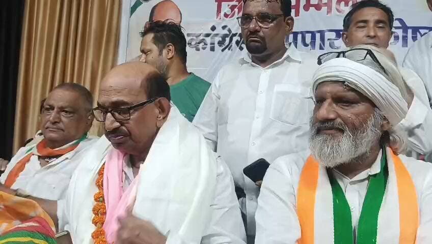 फिरोजाबाद कांग्रेस व्यापार प्रकोष्ठ का जिला सम्मेलन सम्पन्न, व्यापारियों ने उठाए उत्पीड़न के मुद्दे
जिलाध्यक्ष सुरेन्द्र शर्मा की अध्यक्षता में तुलसी पैलेस में कांग्रेस व्यापार प्रकोष्ठ (पश्चिमी यूपी) का जिला सम्मेलन आयोजित हुआ। सम्मेलन में जिले भर से आए सैकड़ों व्यापारियों ने हिस्सा लिया।
कार्यक्रम के मुख्य अतिथि व्यापार प्रकोष्ठ चेयरमैन विनोद बंसल ने कहा कि व्यापारी देश की अर्थव्यवस्था की मजबूत कड़ी है। उन्होंने कहा कि सुहाग नगरी की पहचान सिर्फ चूड़ी तक नहीं, यहां के उद्यमियों ने देशभर में साख बनाई है। उन्होंने गैस आपूर्ति की समस्या, छोटे फैक्ट्री संचालकों की पीड़ा और श्रम विभाग की मनमानी का मुद्दा उच्च स्तर पर उठाने का आश्वासन दिया।
रिटायर्ड DIG CRPF रजनीश अहलावत ने कहा कि छोटा दुकानदार हो या बड़ा उद्योगपति, हर व्यापारी रोजगार बढ़ाने में अहम भूमिका निभाता है।
सम्मेलन में उपाध्यक्ष गोकेश राठी, महामंत्री सतीश अग्रवाल, जिला कांग्रेस अध्यक्ष रामनिवास यादव, महानगर अध्यक्ष शफात खान राजू, हाजी सईद पटेल, जितेन्द्र तिवारी, अजय यादव सहित बड़ी संख्या में व्यापारी और पदाधिकारी मौजूद रहे।
#Firozabad #Congress #VyaparPrakoshth #FirozabadNews #DDMNEWS
---