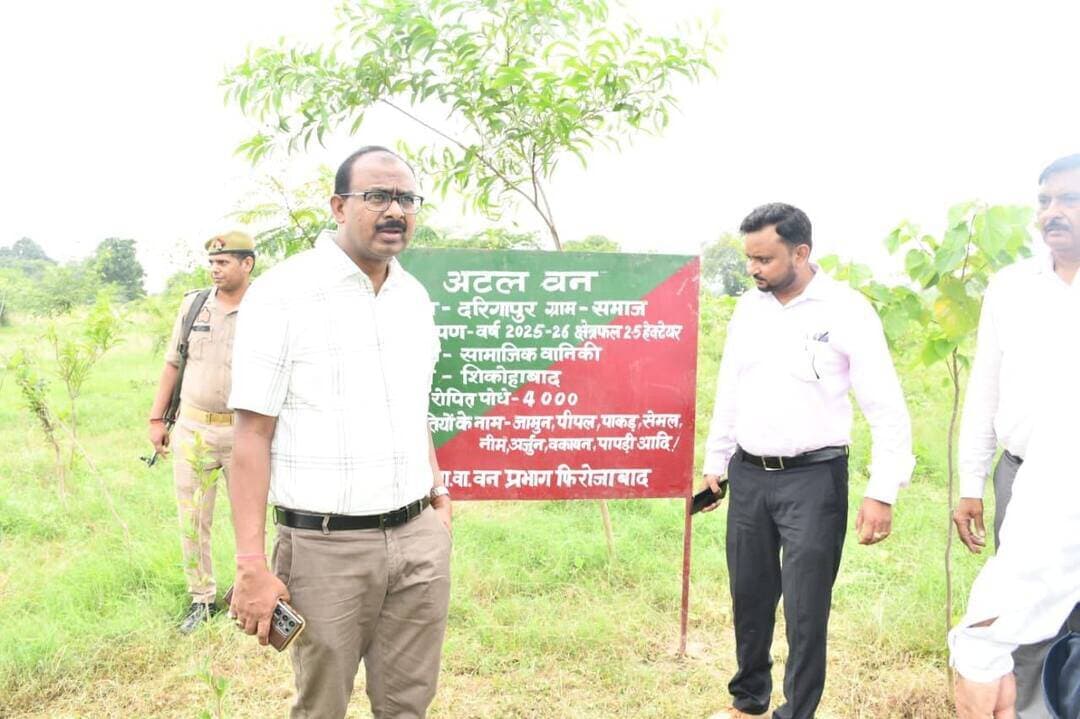 फिरोजाबाद डीएम ने किया अटल वन का आकस्मिक निरीक्षण, 8 हजार पौधों की सुरक्षा के दिए निर्देश
जिलाधिकारी संतोष कुमार शर्मा ने आज तहसील शिकोहाबाद के ग्राम मोहिनीपुर दरीगापुर स्थित अटल वन पौधारोपण स्थल का निरीक्षण किया।
अधिकारियों ने बताया कि 5 हेक्टेयर में फैले इस अटल वन में 10 प्रजातियों के लगभग 8 हजार पौधे लगाए गए हैं, जिनमें जामुन, शीशम, अर्जुन, कांजी आदि शामिल हैं। डीएम ने पौधों की स्थिति, सुरक्षा और सिंचाई व्यवस्था का जायजा लिया।
डीएम ने कहा - "पौधारोपण सिर्फ औपचारिकता नहीं, बल्कि पर्यावरण संतुलन और भावी पीढ़ियों के लिए जरूरी है। सभी 8 हजार पौधों की शत-प्रतिशत जीवित रहने की जिम्मेदारी तय की जाए। सिंचाई, ट्री-गार्ड, तारबंदी और खाद-पानी में कोई लापरवाही बर्दाश्त नहीं होगी।"
उन्होंने अधिकारियों को पौधों की लगातार मॉनिटरिंग कर इसे घने हरित क्षेत्र के रूप में विकसित करने के निर्देश दिए। निरीक्षण के दौरान DFO भागेंद्र सिंह, SDM शिकोहाबाद सहित अन्य अधिकारी मौजूद रहे।
#Firozabad #Shikohabad #AtalVan #Plantation #DMFirozabad #Environment #DDMNEWS
---
