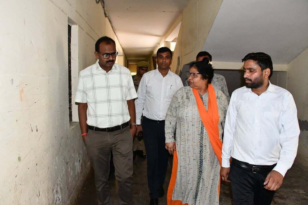 फिरोजाबाद डीएम संतोष कुमार शर्मा ने किया सर्वोदय विद्यालय का औचक निरीक्षण, बच्चों के साथ बैठकर किया लंच
जिलाधिकारी संतोष कुमार शर्मा आज जयप्रकाश नारायण सर्वोदय आवासीय विद्यालय पहुंचे और बच्चों की व्यवस्थाओं का जायजा लिया।
डीएम ने मेस में बन रहे भोजन की गुणवत्ता, साफ-सफाई, मेन्यू के अनुसार पूरी-सब्जी-पनीर वितरण और शुद्ध पेयजल की व्यवस्था को खुद चेक किया। बच्चों से सीधा संवाद कर पढ़ाई, शिक्षकों की उपस्थिति और हॉस्टल की सुविधाओं के बारे में जानकारी ली।
उन्होंने सभी कस्तूरबा गांधी बालिका विद्यालयों और नवोदय विद्यालयों में बच्चों के रहने की उत्तम व्यवस्था, परिसर की सुरक्षा, बिजली के खुले/ढीले तार हटवाने और जर्जर भवनों पर तुरंत कार्रवाई के निर्देश दिए।
डीएम ने कहा - "परिषदीय विद्यालयों में ऑपरेशन कायाकल्प के सभी मानक शत-प्रतिशत पूरे किए जाएं। बच्चों को स्वच्छ, सुरक्षित और गुणवत्तापूर्ण शिक्षा देना हमारी प्राथमिकता है।"
निरीक्षण के दौरान बच्चों ने भोजन और व्यवस्थाओं पर संतोष जताया।
#Firozabad #DMFirozabad #SantoshKumarSharma #SarvodayaVidyalaya #SchoolInspection #OperationKayakalp #DDMNEWS
---