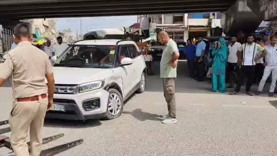 🚨 बहरोड़ के मुख्य चौराहे पर दो कारों में जोरदार भिड़ंत 🚗💥🚗
टक्कर इतनी तेज कि एक कार का टायर फटा, दूसरी का अगला हिस्सा बुरी तरह क्षतिग्रस्त। हादसे के बाद आधे घंटे तक लगा रहा वाहनों का जाम।
गनीमत रही कि हादसे में कोई जनहानि नहीं हुई।
📍 बहरोड़ | BN_News
#Behror #RoadAccident #BreakingNews #BN_News #TrafficJam