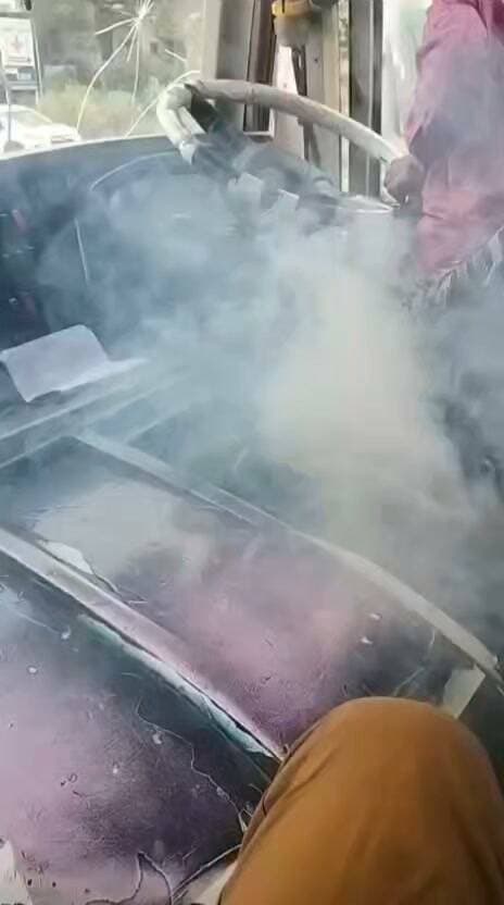चलती लो-फ्लोर बस में आग, यात्रियों में अफरा-तफरी
जयपुर में JCTSL की लो-फ्लोर बस में चलती हालत में इंजन में आग लगने से यात्रियों में अफरा-तफरी मच गई। कालवाड़ से चांदपोल जा रही रूट नंबर 24 (RJ14PD 8539) बस के यात्रियों ने कूदकर जान बचाई। बस में रखा अग्निशमन यंत्र खाली मिला, पीछे आ रहे पानी के टैंकर ने आग बुझाई।
बताया जा रहा है कि बस का मेंटेनेंस मातेश्वरी कंपनी करती है। सवाल है—जब बस मार्च में कंडम हो चुकी थी, तो बिना तकनीकी जांच उसकी अवधि 3 माह क्यों बढ़ाई गई? 50 डबल डेकर बसों का टेंडर भी इसी कंपनी को मिला है। सरकार कब लेगी खराब मेंटेनेंस पर एक्शन?