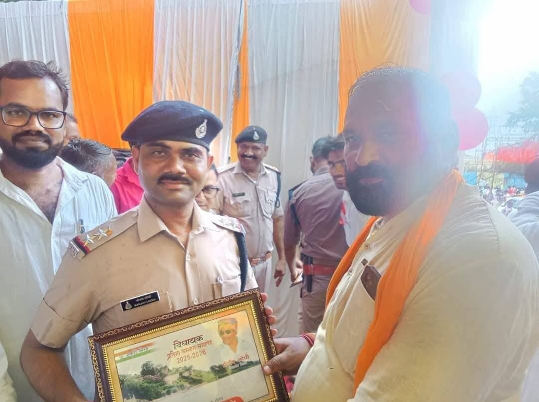 छात्र-छात्राओं के साथ पुलिस प्रशासन को भी सम्मानित