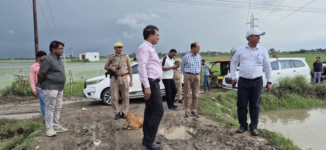 इंदिरा नगर में जलभराव की शिकायत पर मौके पर पहुंचे जिलाधिकारी, राहत कार्यों का लिया जायजा!!
पंपिंग सेट लगाकर जलनिकासी का कार्य तेज, उरई रजवाहे के पक्के निर्माण का प्रस्ताव भेजने के निर्देश!!