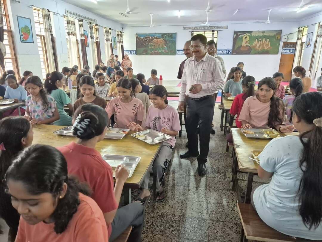 डीएम ने बच्चों के भोजन खाने की परखी गुणवत्ता
जवाहर नवोदय विद्यालय में छात्र-छात्राओं से संवाद कर जानी उनकी अपेक्षाएं, परिजनों से भी लिया फीडबैक!!