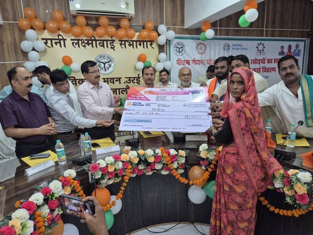 रक्षाबंधन से पहले रसोइयों को मा0 मुख्यमंत्री जी का बड़ा उपहार!!
मानदेय बढ़कर 3,000, 5 लाख तक कैशलेस इलाज, दुर्घटना पर 2 लाख सहायता और वस्त्र के लिए 1,000—रक्षाबंधन से पहले जालौन के 3,306 रसोइयों को मुख्यमंत्री की चार बड़ी सौगातें!!