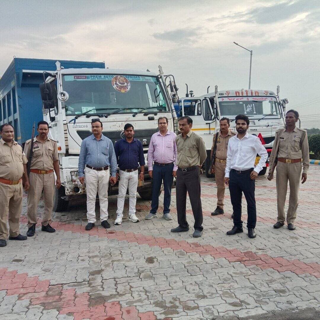 बुंदेलखंड एक्सप्रेसवे के पास ओवरलोडिंग पर बड़ी कार्रवाई, 10 ट्रक पकड़े
जालौन। अवैध खनन, खनिज परिवहन एवं ओवरलोडिंग के खिलाफ चलाए जा रहे अभियान के तहत खनिज विभाग, परिवहन विभाग और राजस्व विभाग की संयुक्त टीम ने बड़ी कार्रवाई की है। जालौन कोतवाली क्षेत्र में बुंदेलखंड एक्सप्रेसवे के पास संयुक्त टीम ने चेकिंग अभियान चलाकर 10 ओवरलोड ट्रकों को पकड़ा। कार्रवाई के दौरान पकड़े गए वाहनों पर नियमानुसार कार्रवाई करते हुए करीब 10 लाख 60 हजार रुपये से अधिक का जुर्माना लगाया गया है। टीम की कार्रवाई से खनिज परिवहन और ओवरलोडिंग करने वाले वाहन संचालकों में हड़कंप मचा रहा।अधिकारियों के अनुसार पकड़े गए वाहनों के संबंध में शेष विधिक कार्रवाई शुरू कर दी गई है। प्रशासन ने स्पष्ट किया है कि अवैध खनन, अवैध खनिज परिवहन और ओवरलोडिंग के खिलाफ अभियान आगे भी जारी रहेगा। मामला जालौन कोतवाली क्षेत्र में बुंदेलखंड एक्सप्रेसवे के पास का है!!