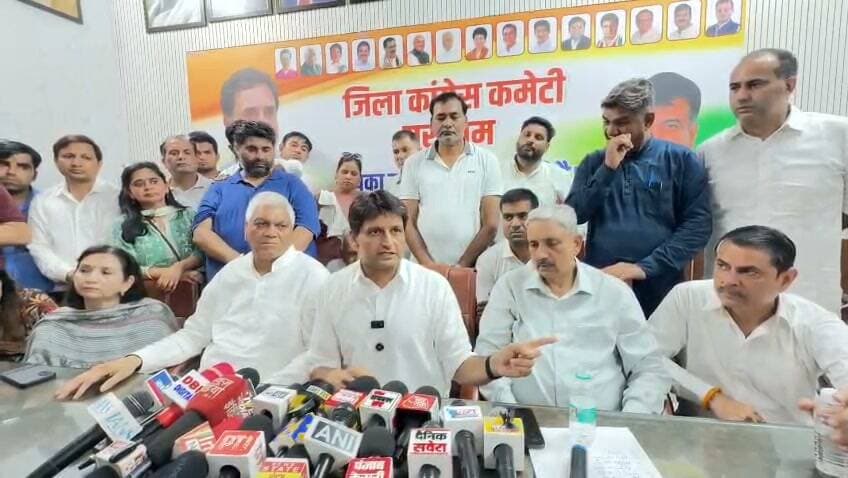 पूरे देश में लोकतंत्र का गला घोंटकर सरकार चल रही है – दीपेन्द्र हुड्डा
गुरुग्राम के दोनों जिलाध्यक्षों समेत हिरासत में लिए गए सभी साथियों पर से मुकदमे वापस ले सरकार – दीपेन्द्र हुड्डा
#pinjore #kalka #panchkula #haryana #news