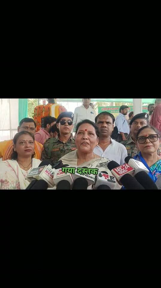 गरीबों के मसीहा लोकरत्न उपेंद्र नाथ वर्मा को नमन, राजकीय सम्मान के साथ मनाई गई 106वीं जयंती, दिग्घी तालाब के पास प्रतिमा पर माल्यार्पण कर दी श्रद्धांजलि, निर्गुण सांस्कृतिक कार्यक्रम ने बांधा समां; मंत्री, विधायक, पूर्व सांसद समेत कई गणमान्य हुए शामिल
गया: लोकरत्न के नाम से प्रसिद्ध बिहार सरकार के पूर्व मंत्री एवं प्रख्यात समाजसेवी स्व. उपेंद्र नाथ वर्मा की 106वीं जयंती रविवार को राजकीय समारोह के साथ श्रद्धापूर्वक मनाई गई। इस अवसर पर शहर के दिग्घी तालाब के समीप स्थित उनकी प्रतिमा पर विभिन्न राजनीतिक दलों के नेताओं, जनप्रतिनिधियों, सामाजिक कार्यकर्ताओं और गणमान्य लोगों ने माल्यार्पण कर उन्हें श्रद्धा-सुमन अर्पित किए। कार्यक्रम के दौरान माहौल पूरी तरह श्रद्धा और सम्मान से सराबोर रहा।
जयंती समारोह में कलाकारों द्वारा निर्गुण सांस्कृतिक कार्यक्रम की प्रस्तुति भी की गई। कलाकारों ने अपनी प्रस्तुतियों के माध्यम से स्व. उपेंद्र नाथ वर्मा के व्यक्तित्व और सामाजिक सरोकारों को याद किया। कार्यक्रम में बड़ी संख्या में स्थानीय लोग भी पहुंचे और अपने प्रिय जननेता को श्रद्धांजलि दी। इस मौके पर स्व. उपेंद्र नाथ वर्मा की पुत्रवधू एवं पूर्व विधान परिषद सदस्य कुमुद वर्मा ने कहा कि आज हम सभी उनके 106वें जन्मदिवस पर उन्हें श्रद्धापूर्वक याद कर रहे हैं।
उन्होंने कहा कि स्व. उपेंद्र नाथ वर्मा केवल एक राजनेता नहीं, बल्कि प्रख्यात समाजसेवी और शिक्षाविद भी थे। उन्होंने अपने पूरे जीवनकाल में समाज के कमजोर, गरीब और जरूरतमंद लोगों की सहायता को प्राथमिकता दी।
पूर्व विधान परिषद सदस्य कुमुद वर्मा ने कहा कि स्व. वर्मा का राजनीतिक और सामाजिक जीवन बेहद प्रभावशाली रहा। उन्होंने अपने जीवनकाल में अनेक लोगों को राजनीति में आगे बढ़ने का अवसर दिया और कई लोगों को विधायक एवं सांसद बनने में भी सहयोग किया। यही कारण है कि आज भी समाज के विभिन्न वर्गों के लोग उन्हें सम्मान और श्रद्धा के साथ याद करते हैं।
उन्होंने कहा कि स्व. उपेंद्र नाथ वर्मा के व्यक्तित्व का प्रभाव इतना व्यापक था कि पूर्व मुख्यमंत्री नीतीश कुमार भी उन्हें हमेशा सम्मान देते थे। उनके प्रति लोगों के मन में आज भी वही सम्मान और आत्मीयता कायम है। जयंती समारोह में बड़ी संख्या में लोगों की मौजूदगी इस बात का प्रमाण है कि स्व. वर्मा की सामाजिक एवं राजनीतिक विरासत आज भी लोगों के बीच जीवंत है।
कार्यक्रम में राजद विधायक अजय दांगी, पूर्व विधायक विनय यादव, पूर्व सांसद अरुण कुमार, पूर्व विधायक कृष्णानंद यादव, युवा नेता आर.एस. नागमणि, वार्ड पार्षद सारिका वर्मा, सुनील बंबईया, विनोद कुमार समेत कई गणमान्य लोग मौजूद रहे। सभी ने प्रतिमा पर पुष्प अर्पित कर स्व. उपेंद्र नाथ वर्मा को नमन किया।
समारोह के दौरान वक्ताओं ने कहा कि स्व. उपेंद्र नाथ वर्मा ने अपने सार्वजनिक जीवन में समाज के अंतिम पायदान पर खड़े लोगों की आवाज बनने का काम किया। शिक्षा, समाजसेवा और राजनीति के क्षेत्र में उनके योगदान को लंबे समय तक याद किया जाएगा। वक्ताओं ने कहा कि उनके विचार और समाज के प्रति उनकी प्रतिबद्धता आज की युवा पीढ़ी के लिए प्रेरणादायक है।
राजकीय समारोह के रूप में आयोजित इस जयंती कार्यक्रम में जनप्रतिनिधियों और सामाजिक कार्यकर्ताओं के साथ आम लोगों की भी अच्छी भागीदारी रही। लोगों ने कहा कि लोकरत्न उपेंद्र नाथ वर्मा जैसे व्यक्तित्व किसी एक परिवार या राजनीतिक दल की धरोहर नहीं होते, बल्कि पूरे समाज की साझा विरासत होते हैं। जयंती समारोह में उपस्थित लोगों ने उनके बताए मार्ग पर चलने और समाज के कमजोर वर्गों के लिए काम करने का संकल्प भी व्यक्त किया। कार्यक्रम के अंत में उपस्थित लोगों ने स्व. उपेंद्र नाथ वर्मा के सामाजिक, शैक्षणिक और राजनीतिक योगदान को याद करते हुए उन्हें भावभीनी श्रद्धांजलि दी।
#गयाजी
#गया_हो
#gayastation
#gaya
#LatestNews
#GayaPolice