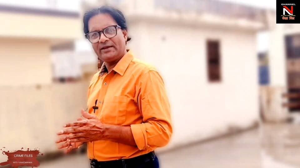 मेरठ में महिला हत्याकांड का सनसनीखेज खुलासा!
मेरठ सरधना में ईख के खेत से मिली महिला की लाश की पहचान शीबा के रूप में हुई। पुलिस के मुताबिक, शीबा की हत्या उसके प्रेमी सादिक ने अपनी मां, पहली पत्नी और भाइयों के साथ मिलकर की।
देहरादून ले जाने की बात कहकर शीबा को कार में बैठाया गया। रास्ते में विवाद हुआ और पुलिस के अनुसार सादिक ने गला दबाकर उसकी हत्या कर दी। इसके बाद पहचान छिपाने के लिए चेहरे पर ईंट से वार किए गए और शव को ईख के खेत में फेंक दिया गया।
पुलिस ने सादिक की मां वसीला, पहली पत्नी आसिया और भाई शादाब को गिरफ्तार किया है। मुख्य आरोपी सादिक और उसका भाई आबिद अभी फरार हैं।
❓ लेकिन इस हत्या के पीछे असली वजह क्या थी?
देखिए पूरी कहानी…
#Meerut #Sarधना #MeerutNews #CrimeNews #MurderCase #UPNews #BreakingNews #CrimeFiles #Nawedkkhan Part 9