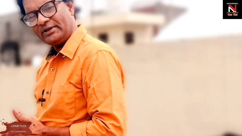 मेरठ में महिला हत्याकांड का सनसनीखेज खुलासा!
मेरठ सरधना में ईख के खेत से मिली महिला की लाश की पहचान शीबा के रूप में हुई। पुलिस के मुताबिक, शीबा की हत्या उसके प्रेमी सादिक ने अपनी मां, पहली पत्नी और भाइयों के साथ मिलकर की।
देहरादून ले जाने की बात कहकर शीबा को कार में बैठाया गया। रास्ते में विवाद हुआ और पुलिस के अनुसार सादिक ने गला दबाकर उसकी हत्या कर दी। इसके बाद पहचान छिपाने के लिए चेहरे पर ईंट से वार किए गए और शव को ईख के खेत में फेंक दिया गया।
पुलिस ने सादिक की मां वसीला, पहली पत्नी आसिया और भाई शादाब को गिरफ्तार किया है। मुख्य आरोपी सादिक और उसका भाई आबिद अभी फरार हैं।
❓ लेकिन इस हत्या के पीछे असली वजह क्या थी?
देखिए पूरी कहानी…
#Meerut #Sarधना #MeerutNews #CrimeNews #MurderCase #UPNews #BreakingNews #CrimeFiles #Nawedkkhan Part 8