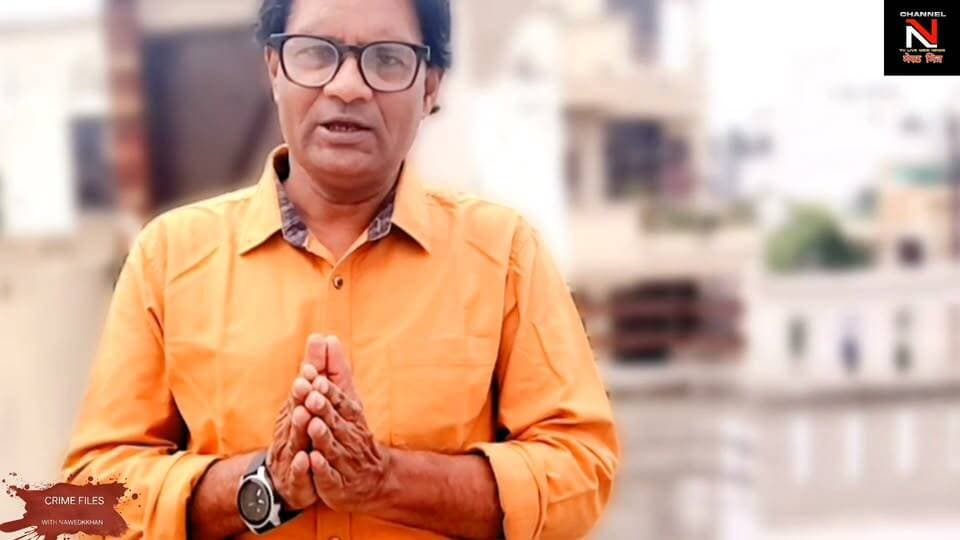 मेरठ में महिला हत्याकांड का सनसनीखेज खुलासा!
मेरठ सरधना में ईख के खेत से मिली महिला की लाश की पहचान शीबा के रूप में हुई। पुलिस के मुताबिक, शीबा की हत्या उसके प्रेमी सादिक ने अपनी मां, पहली पत्नी और भाइयों के साथ मिलकर की।
देहरादून ले जाने की बात कहकर शीबा को कार में बैठाया गया। रास्ते में विवाद हुआ और पुलिस के अनुसार सादिक ने गला दबाकर उसकी हत्या कर दी। इसके बाद पहचान छिपाने के लिए चेहरे पर ईंट से वार किए गए और शव को ईख के खेत में फेंक दिया गया।
पुलिस ने सादिक की मां वसीला, पहली पत्नी आसिया और भाई शादाब को गिरफ्तार किया है। मुख्य आरोपी सादिक और उसका भाई आबिद अभी फरार हैं।
❓ लेकिन इस हत्या के पीछे असली वजह क्या थी?
देखिए पूरी कहानी…
#Meerut #Sarधना #MeerutNews #CrimeNews #MurderCase #UPNews #BreakingNews #CrimeFiles #Nawedkkhan Part 7