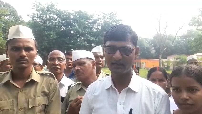 निरंकारी मिशन के द्वारा पौधारोपण किया गया
सनोज कुमार संगम
रजौली प्रखंड के इंटर विद्यालय रजौली में संत निरंकारी मंडल के द्वारा प्रोजेक्ट वननेस वन के तहत पौधारोपण कार्यक्रम आयोजित की गई। जिसका नेतृत्व रजौली ब्रांच के मुखी सुबोध कुमार के द्वारा किया गया उन्होंने बताया कि इस पृथ्वी पर अगर सबसे ज्यादा जरूरत है तो अभी पौधा का जरूरत है जिससे कि पर्यावरण का संतुलन बना रहे जिस प्रकार से हम सभी को शरीर के लिए भोजन, पानी की जरूरत होता है उसी प्रकार से पौधा से हमें सांसें मिलती है जिससे हम जीवित रह सकते हैं इसलिए सभी को चाहिए कि एक पौधा अवश्य लगाऐं। हमारे संत निरंकारी मिशन के तहत पूरे भारतवर्ष में अभी पौधारोपण कार्यक्रम किया जा रहा है। सतगुरु माता सुदीक्षा जी महाराज के दिशा निर्देशन में वन इस वन के तहत पौधारोपण कार्यक्रम चलाया जा रहा है जिसमें सभी संत निरंकारी मिशन के महात्माओं व लोगों के द्वारा एक पौधा लगाकर पर्यावरण को बचाने का प्रयास किया जा रहा है। मौके पर वीरेंद्र कुमार यादव, मनोज कुमार ,डॉ0 व्यास प्रसाद के साथ दर्जनों संत निरंकारी मंडल के सेवादल के भाई बहन उपस्थित थे।
