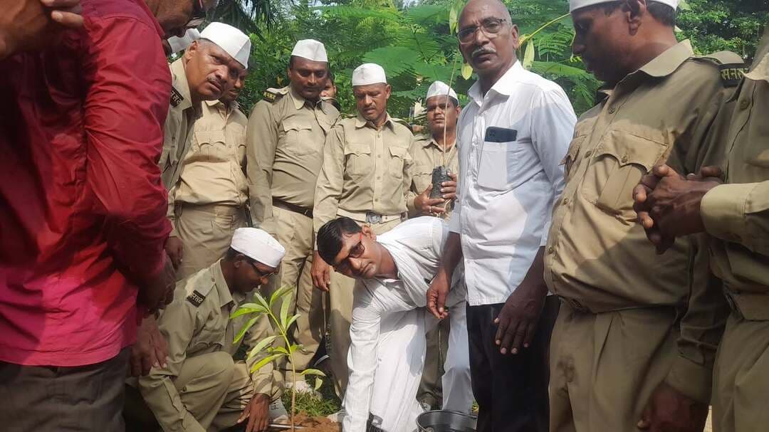 निरंकारी मिशन के द्वारा पौधारोपण किया गया
सनोज कुमार संगम
रजौली प्रखंड के इंटर विद्यालय रजौली में संत निरंकारी मंडल के द्वारा प्रोजेक्ट वननेस वन के तहत पौधारोपण कार्यक्रम आयोजित की गई। जिसका नेतृत्व रजौली ब्रांच के मुखी सुबोध कुमार के द्वारा किया गया उन्होंने बताया कि इस पृथ्वी पर अगर सबसे ज्यादा जरूरत है तो अभी पौधा का जरूरत है जिससे कि पर्यावरण का संतुलन बना रहे जिस प्रकार से हम सभी को शरीर के लिए भोजन, पानी की जरूरत होता है उसी प्रकार से पौधा से हमें सांसें मिलती है जिससे हम जीवित रह सकते हैं इसलिए सभी को चाहिए कि एक पौधा अवश्य लगाऐं। हमारे संत निरंकारी मिशन के तहत पूरे भारतवर्ष में अभी पौधारोपण कार्यक्रम किया जा रहा है। सतगुरु माता सुदीक्षा जी महाराज के दिशा निर्देशन में वन इस वन के तहत पौधारोपण कार्यक्रम चलाया जा रहा है जिसमें सभी संत निरंकारी मिशन के महात्माओं व लोगों के द्वारा एक पौधा लगाकर पर्यावरण को बचाने का प्रयास किया जा रहा है। मौके पर वीरेंद्र कुमार यादव, मनोज कुमार ,डॉ0 व्यास प्रसाद के साथ दर्जनों संत निरंकारी मंडल के सेवादल के भाई बहन उपस्थित थे।