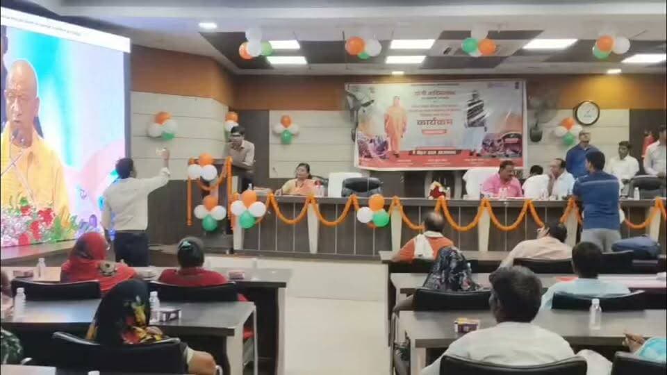 #आजमगढ़ के नेहरू हाल में रसोइयों को मिला कैशलेस चिकित्सा कार्ड