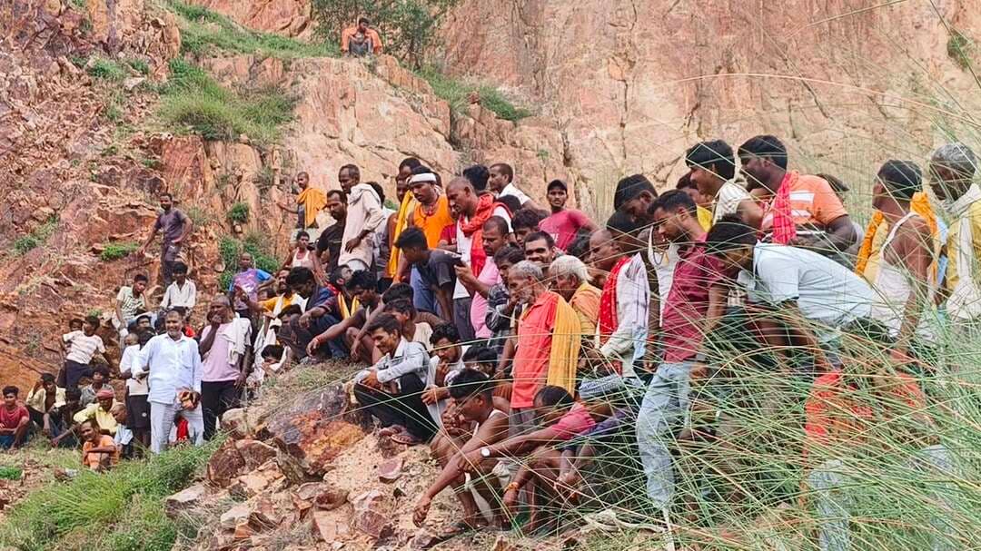शेखपुरा सूरदासपुर पहाड़ की खाई में डूबने से छात्र की मौत, दोस्तों के सामने पानी में समाया अमन कुमार।
शेखपुरा के सूरदासपुर पहाड़ की खाई में रविवार को स्नान करने के दौरान एक छात्र के डूबने की खबर सामने आई है। मृतक छात्र की पहचान करिहो गांव निवासी संजय यादव के पुत्र अमन कुमार उर्फ प्रियांशु के रूप में हुई है।
बताया जा रहा है कि अमन कुमार अपने छह दोस्तों के साथ सूरदासपुर पहाड़ की खाई में स्नान करने पहुंचा था। इसी दौरान वह पानी में तैर रहा था। जब दूसरी बार लम्बी छलांग लगाया फिर पानी में समा गया।उसके एक दोस्त कुछ दूरी पर था।जब तक वह अमन के पास पहुंचा, तब तक वह गहरे पानी में डूब चुका था। दोस्तों ने बताया कि उनकी आंखों के सामने अमन पानी में समा गया।
घटना की सूचना मिलते ही शेखपुरा टाउन थाना अध्यक्ष धर्मेंद्र कुमार पुलिस बल के साथ मौके पर पहुंचे। स्थानीय गोताखोरों की मदद से छात्र की तलाश शुरू की गई, लेकिन काफी प्रयास के बावजूद शव बरामद नहीं हो सका।
इधर, घटना की सूचना मिलते ही परिजनों में कोहराम मच गया। परिजनों का रो-रोकर बुरा हाल है। वहीं अमन की मौत की खबर से करिहो गांव में मातम पसरा हुआ है। पुलिस और स्थानीय लोग शव की तलाश में जुटे हुए हैं।
थाना अध्यक्ष धर्मेंद्र कुमार ने बताया कि पटना से गोताखोर को बुलाया गया है।