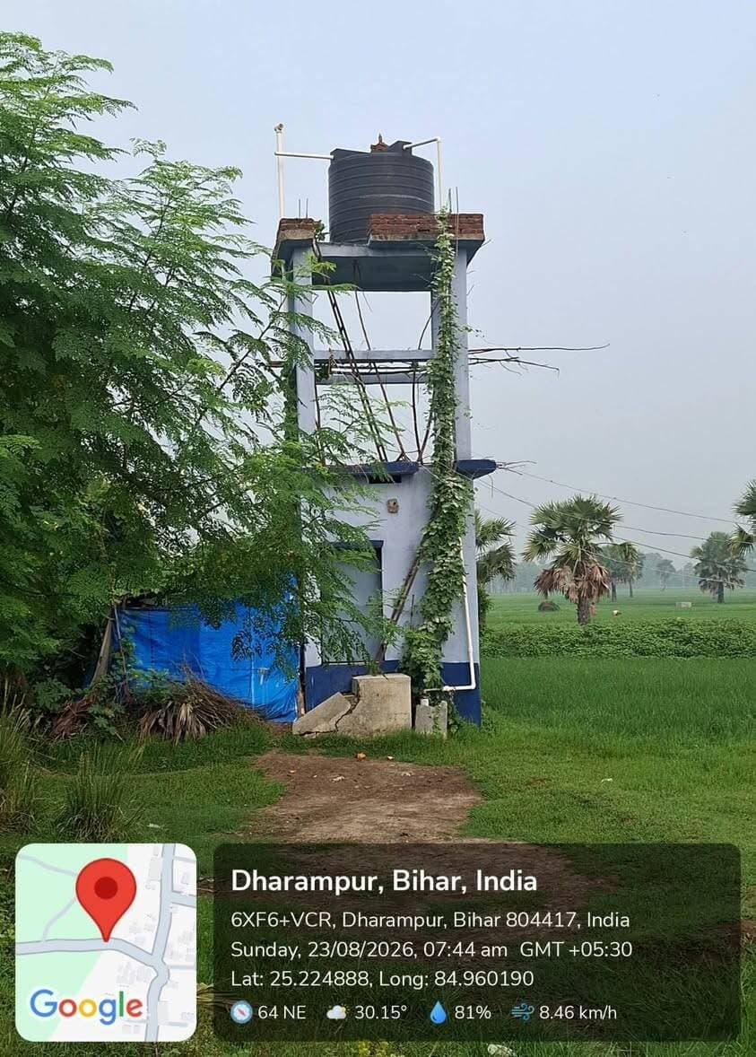अक्रियाशील नल-जल योजनाओं को क्रियाशील करने की कार्रवाई तेज
10 नल-जल योजनाएं हुईं चालू, 72 को शीघ्र चालू करने का काम जारी
जहानाबाद। जिला पदाधिकारी छिरिङ वाई भूटिया के निर्देश पर जिले में अक्रियाशील नल-जल योजनाओं को पुनः क्रियाशील करने की कार्रवाई तेज कर दी गई है। लोक स्वास्थ्य अभियंत्रण विभाग (पीएचईडी) की समीक्षा के दौरान जिला पदाधिकारी ने प्रभावित क्षेत्रों में प्राथमिकता के आधार पर आवश्यक मरम्मत एवं सुधार कार्य कर पेयजल आपूर्ति बहाल करने का निर्देश दिया था।
स्थल सत्यापन के आधार पर जिले में कुल 82 अक्रियाशील नल-जल योजनाओं को चिह्नित किया गया था। निर्देश के अनुपालन में आवश्यक मरम्मत एवं सुधार कार्य पूरा कर 10 योजनाओं को पुनः चालू कर दिया गया है। इसके साथ ही अब जिले में 72 नल-जल योजनाएं अक्रियाशील हैं।
जिला पदाधिकारी ने शेष योजनाओं को भी प्राथमिकता के आधार पर शीघ्र क्रियाशील करने के लिए कार्य में तेजी लाने का निर्देश दिया है। पीएचईडी के कार्यपालक अभियंता को पर्याप्त संसाधन लगाकर निर्धारित समयसीमा में पेयजल आपूर्ति बहाल करने तथा कार्यों की नियमित प्रगति रिपोर्ट उपलब्ध कराने को कहा गया है।
जिला प्रशासन की ओर से जिले में पेयजल व्यवस्था को सुचारु बनाए रखने और प्राप्त शिकायतों के त्वरित समाधान के लिए लगातार निगरानी की जा रही है। आवश्यकतानुसार संबंधित विभागों को कार्रवाई के निर्देश भी दिए जा रहे हैं।