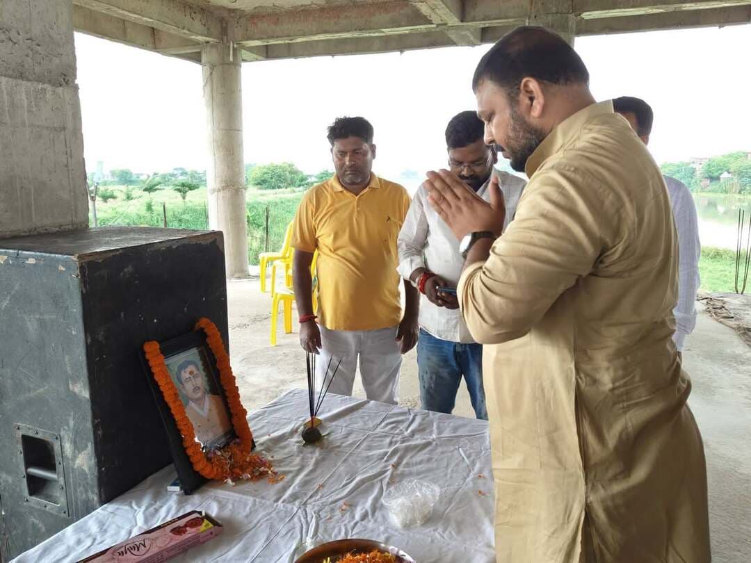 बाबा नरपतमल महतो मंदिर प्रांगण में कमेटी के सदस्य (शिवशंकर महतो संजय महतो पप्पू राज,रघुनंदन कुमार, मेघन महतो, सुरेंद्र महतो ,कपिल देव महतो की ओर से शहीद रामफल मंडल के पुण्यतिथि पर आयोजित शहादत समारोह में शामिल हुए भाजपा राज्य सभा सांसद प्रतिनिधि बिपिन मंडल। बिपिन मंडल ने चित्र पर पुष्प अर्पित कर नमन किया।
बिपिन मंडल ने बताया कि
देश की आजादी के लिए महज 19 वर्ष की उम्र में अपने प्राणों की आहुति देने वाले रामफल मंडल जी का त्याग, साहस और राष्ट्रभक्ति हम सभी के लिए सदैव प्रेरणास्रोत रहेगा। उनका बलिदान देश और समाज के लिए अमूल्य धरोहर है।
Bipin Kumar