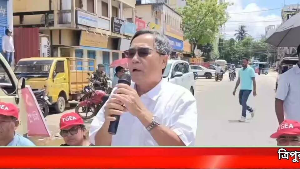 ত্রিপুরা সরকারি কর্মচারী সমিতি ১৩ দফা দাবি আদায়ের লক্ষ্যে রাজধানী আগরতলা শহরে এক মিছিলের আয়োজন করেন।
মিছিল শেষে অনুষ্ঠিত সভায় বক্তব্য রাখেন বিরোধী দলনেতা জিতেন্দ্র চৌধুরী।
#newsgupdate #engagement #nonfollowers #foryouシ