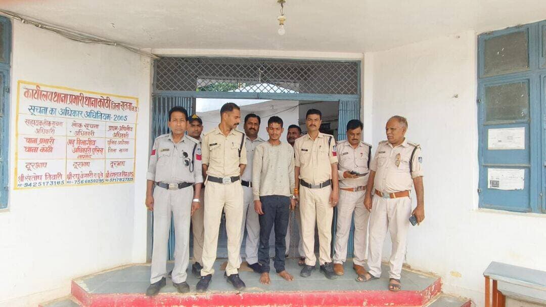कोठी पुलिस की बड़ी कार्रवाई: मूक-बधिर बालिका से दुष्कर्म का आरोपी गिरफ्तार, भेजा गया जेल
सतना के कोठी थाना अंतर्गत ग्राम डेहुटा में दिल दहला देने वाली वारदात सामने आई है। यहाँ 22 अगस्त की रात एक घर में घुसकर मूक-बधिर व विकलांग बालिका के साथ दुष्कर्म किया गया। पीड़िता की शिकायत पर पुलिस ने त्वरित कार्रवाई करते हुए 24 वर्षीय आरोपी शिवेंद्र उर्फ महेश कुशवाहा को गिरफ्तार कर लिया है। पुलिस ने आरोपी के खिलाफ बीएनएस (BNS) की विभिन्न धाराओं के तहत मामला दर्ज कर उसे न्यायालय में पेश किया, जहाँ से उसे जेल भेज दिया गया है।