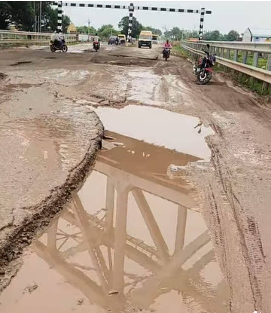 गंगवारिया रेलवे ब्रिज के नीचे सड़क रेस्टोरेशन को लेकर कांग्रेस नेता का अल्टीमेटम
नागौद। गंगवारिया रेलवे ब्रिज के नीचे सड़क के रेस्टोरेशन को लेकर नागौद कांग्रेस विधानसभा अध्यक्ष अक्षत सिंह ने प्रशासन को दो दिन का अल्टीमेटम दिया है। अक्षत सिंह ने कहा है कि यदि दो दिन के भीतर सड़क का रेस्टोरेशन नहीं कराया गया, तो वे इसके विरोध में अनशन पर बैठेंगे।
उन्होंने सड़क की बदहाल स्थिति को लेकर प्रशासन से तत्काल कार्रवाई की मांग की है।