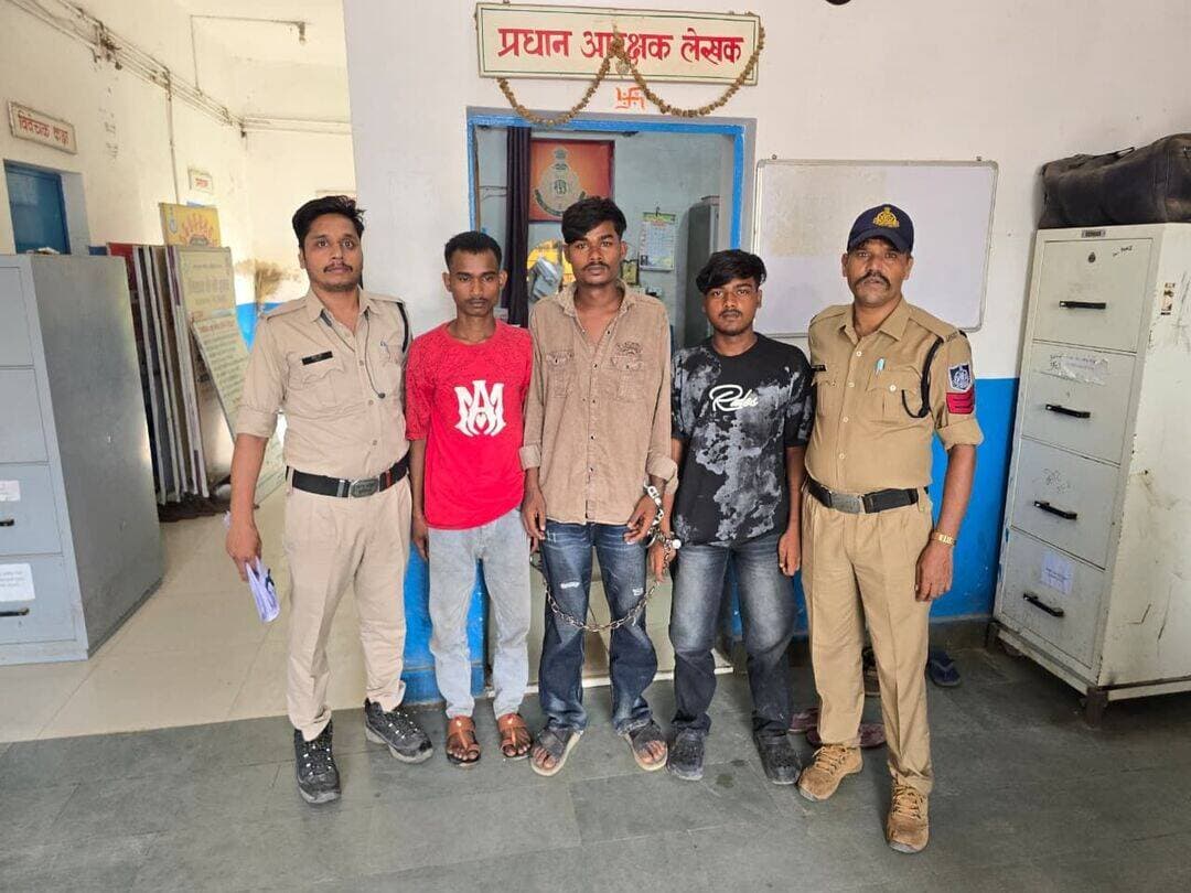 सतना स्टेशन रोड रमना टोला की ओर जाने वाले मार्ग में अवैध नशीली प्रतिबंधित कफ सिरप की बिक्री एवं परिवहन करने वाले 03 आरोपियों को कोतवाली पुलिस ने किया गिरफ्तार।
गिरफ्तार आरोपी-
01 सूरज वर्मा पिता लाला वर्मा उम्र 20 वर्ष निवासी बाबा साहब अम्बेडकर नगर मुंबई।
2- शिवम राजभर उर्फ बादी पिता सुनील राजभर उम्र 19 वर्ष निवासी मेहनाजपुर आजमगढ उ.प्र. हाल पी एम जी कालोनी मानखुर्द थाना लल्लूबाई मंबई महाराष्ट।
3- उदय सिंह उर्फ प्रिन्स उर्फ कल्लू पिका प्रभात उम्र 19 वर्ष निवासी आदर्श नगर हवाई पट्टी थाना कोलगवां ।