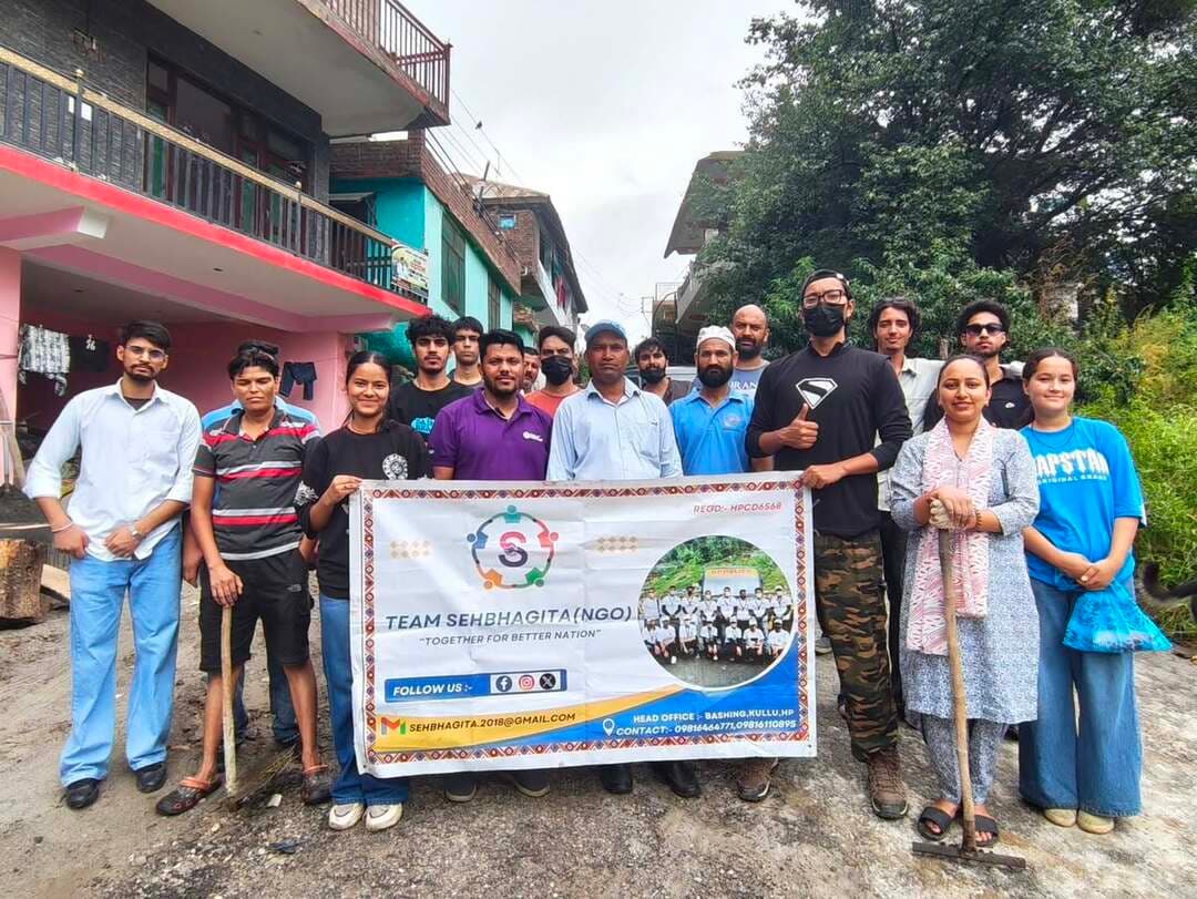 स्वच्छता के संदेश के साथ बाशिंग पंचायत में महा सफाई अभियान
Kullu Times
ग्राम पंचायत बाशिंग में स्वच्छता का संदेश जन-जन तक पहुंचाने के उद्देश्य से पंचायत प्रधान अजय की अगुवाई में पूरे पंचायत क्षेत्र में महा सफाई अभियान चलाया गया। अभियान के दौरान पंचायत के विभिन्न क्षेत्रों में सफाई कर लोगों को स्वच्छता के प्रति जागरूक किया गया।
इस अभियान में टीम सहभागिता के सदस्यों ने विशेष सहयोग प्रदान किया। टीम सहभागिता के अध्यक्ष एवं निदेशक बीजू हिमदल की अगुवाई में टीम के सदस्य भी अभियान में सक्रिय रूप से शामिल हुए।
अभियान में पंचायत के विभिन्न वार्डों के प्रतिनिधियों ने भी बढ़-चढ़कर भाग लिया। वार्ड नंबर एक से भादर चंद, वार्ड नंबर दो से राज सिंघानिया तथा वार्ड नंबर तीन से दिव्या गुल्पा के साथ-साथ युवक मंडल बाशिंग, युवा विकास मंडल पारली बाशिंग तथा सेल्फ हेल्प ग्रुप के सदस्यों ने भी सफाई अभियान में सहयोग दिया।
इस अवसर पर पंचायत प्रधान अजय ने अभियान को सफल बनाने में सहयोग देने वाले सभी पंचायत प्रतिनिधियों, युवाओं, महिला समूहों एवं स्थानीय लोगों का धन्यवाद किया। उन्होंने विशेष रूप से टीम सहभागिता का आभार व्यक्त करते हुए कहा कि टीम सहभागिता केवल स्वच्छता अभियान तक सीमित नहीं है, बल्कि नशा मुक्ति, जागरूकता, सामाजिक सरोकारों और समाज से जुड़े विभिन्न महत्वपूर्ण मुद्दों पर लगातार सक्रियता के साथ कार्य कर रही है।
प्रधान अजय ने कहा कि स्वच्छता केवल एक दिन का अभियान नहीं, बल्कि प्रत्येक नागरिक की जिम्मेदारी है। पंचायत, युवा वर्ग, सामाजिक संगठनों और आम लोगों की सामूहिक भागीदारी से ही स्वच्छ, स्वस्थ एवं जागरूक समाज का निर्माण संभव है।
उन्होंने भविष्य में भी इसी तरह सभी के सहयोग से पंचायत में स्वच्छता एवं सामाजिक जागरूकता से जुड़े अभियानों को निरंतर आगे बढ़ाने की बात कही।