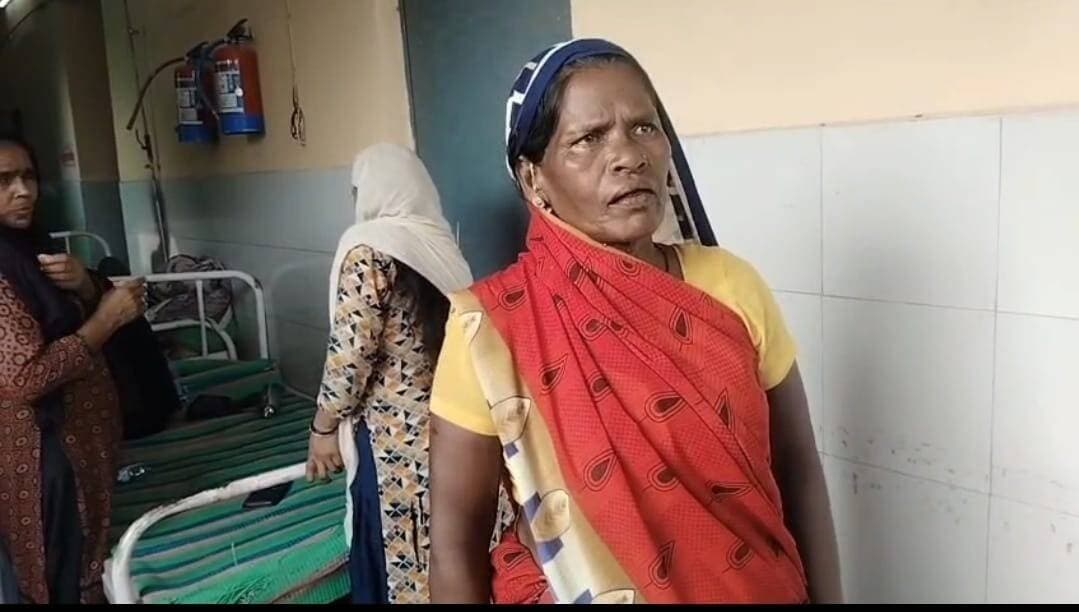 बांगरमऊ CHC में ‘दक्षिणा’ के नाम पर वसूली का आरोप! गरीब बोला—‘बेटा फल का ठेला लगाता है, 300 रुपये से काम चला लो’
बांगरमऊ/उन्नाव। सामुदायिक स्वास्थ्य केंद्र बांगरमऊ के डिलीवरी वार्ड में कथित वसूली का मामला सामने आया है। आरोप है कि प्रसव के बाद मरीजों के परिजनों से ‘दक्षिणा’ के नाम पर मनमाने तरीके से रकम मांगी जा रही है। आरोप सिर्फ एक परिवार का नहीं, बल्कि कई लोगों से वसूली किए जाने की बात सामने आ रही है।
बताया जा रहा है कि आर्थिक रूप से कमजोर परिवारों से भी उनकी क्षमता से अधिक रकम देने का दबाव बनाया गया। एक पीड़ित की बेबसी इन शब्दों में सामने आई—“साहब, बेटा फल का ठेला लगाता है, हम गरीब हैं… इतने से ही काम चला लो, 300 रुपये से काम नहीं चलता, स्टाफ में काफी लोग हैं।”
300 रुपये भी कम पड़े तो क्या गरीब की मजबूरी नहीं दिखी?
आरोप है कि कुछ परिजन सिर्फ 200-300 रुपये ही दे पाने की स्थिति में थे। उन्होंने अपनी आर्थिक मजबूरी बताकर इतनी ही रकम स्वीकार करने की गुहार लगाई, लेकिन आरोप है कि उनकी बात नहीं मानी गई।
कुछ लोगों ने कथित वसूली का विरोध किया तो उन्हें डराने-धमकाने और रेफर करने तक की धमकी दिए जाने का आरोप है। इतना ही नहीं, आरोप है कि कुछ परिजनों द्वारा दी जा रही छोटी रकम को कथित तौर पर लेने से इनकार करते हुए फेंक दिया गया।
‘दक्षिणा’ या मजबूरी का फायदा?
सरकारी अस्पताल में इलाज के बाद यदि कोई परिवार अपनी इच्छा से खुशी में कुछ देता है, तो उसे अलग परिस्थिति माना जा सकता है। लेकिन यदि दक्षिणा के नाम पर रकम तय की जाए, गरीब परिवारों पर दबाव बनाया जाए या विरोध करने पर रेफर करने की धमकी दी जाए, तो मामला गंभीर हो जाता है।
यहां सवाल सिर्फ रकम का नहीं, बल्कि सरकारी स्वास्थ्य व्यवस्था में गरीब मरीजों और उनके परिजनों के साथ व्यवहार का है।
स्वास्थ्य विभाग कब लेगा संज्ञान?
बांगरमऊ CHC में सामने आए इन आरोपों की निष्पक्ष जांच जरूरी है। जांच में यह देखा जाना चाहिए कि किसने रकम मांगी, कितने लोगों से कथित वसूली हुई, रकम किसके पास जाती है और क्या डिलीवरी वार्ड में ‘दक्षिणा’ के नाम पर कोई अनौपचारिक व्यवस्था चल रही है।
सबसे बड़ा सवाल—जिस गरीब परिवार के लिए 300 रुपये भी बड़ी रकम हैं, उसके सामने अगर अस्पताल में ‘दक्षिणा’ की कीमत तय कर दी जाए तो वह इलाज कराए या अपनी जेब देखे?
आरोप गंभीर हैं और इनकी स्वतंत्र पुष्टि जांच के बाद ही होगी। लेकिन यदि जांच में आरोप सही पाए जाते हैं तो यह सिर्फ किसी कर्मचारी की मनमानी नहीं, बल्कि गरीब मरीजों की मजबूरी के कथित शोषण का मामला होगा।