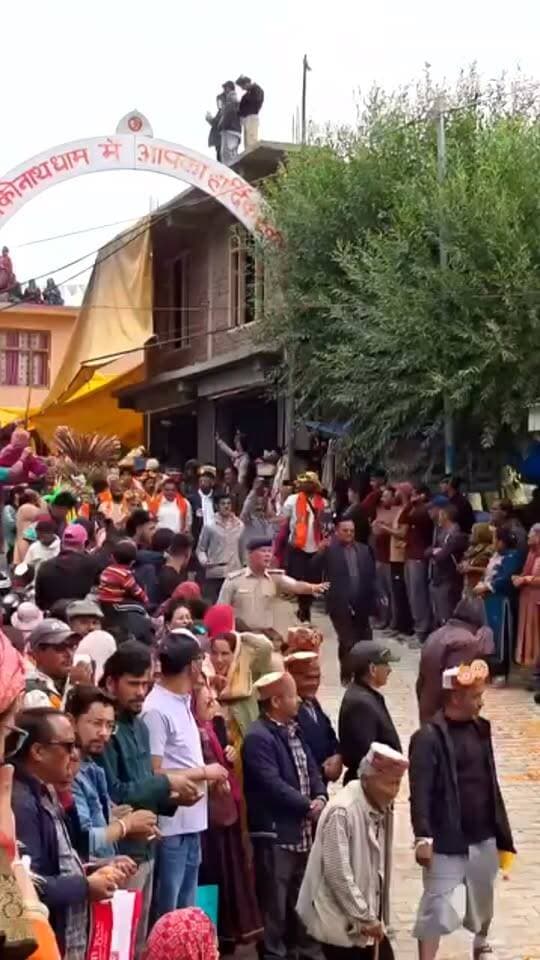पोरी मेले के आखिरी दिन सेंकडो शिव भक्त
मणिमहेश यात्रा के लिए रवाना
श्रद्धालुओं को त्रिलोकनाथ मंदिर में पूजा अर्चना के बाद लोगों ने जयकारों के बीच दी विदाई
Kullu Times
जिला लाहुल स्पीति के लाहुल उपमंडल के त्रिलोकीनाथ में मनाये जाने वाले पोरी मेले के आखिरी दिन सेंकडो मणिमहेश यात्रा के श्रद्धालुओं को त्रिलोकनाथ मंदिर में पूजा अर्चना के बाद लोगों ने जयकारों के बीच विदाई दी गई, हर वर्ष सैंकड़ों शिव भक्त मणिमहेश झील में पवित्र स्नान की इच्छा से राशेल तथ कुगति दर्रा से 5 दिन लगातार पेदल यात्रा कर झील में पहुंचते हैं, लाहुली जन समुदाय में भगवान शिव के प्रति अपार श्रद्धा है और ये यात्रा डढ़ी यात्रा ,के नाम से प्रसिद्ध है,श्रद्धालुओं में मान्यता है कि राधा अष्टमी के दिन जब सूर्य देव की पहली किरण झील के जल में पड़ती है तो झील का पानी अमृत समान हो जाता है,ओर इस जल में स्नान करने से समस्त पापों से छुटकारा मिल जाता है,तथा विभिन्न रोगों से मुक्ति मिलती है, श्रद्धालु प्रथम दिन सेंधवाड़ी में विश्राम करते हैं,दूसरे दिन खोड़देव पधर, पहुंच कर शिव व दुर्गा माता की पूजा अर्चना उसके बाद अलियास रात्रि विश्राम करते हैं।तीसरे दिन ग्रेचु नामक कठिन चढ़ाई चढ़ कर ,कुगती जोत हो कर केलिंग वजीर पहुंचते हैं, इस पूरे यात्रा मार्ग में यात्री कैलाशपति की जय, माता मराली की जय,खोलडुवासी की जय,जोतां वाली की जय,ऊंचे कैलाश की जय,आदि जयघोष के साथ अपनी थकान को भुला कर लगातार आगे बढ़ते जाते हैं और चौथे दिन दुर्गम नालों,हिमनदी,पहाड़ियों व ग्लेशियरों के ऊपर से हनुमान झील में ठहराव होता है,तथा पांचवें दिन गौराजा चौगान,व डढ़ी का दर्रा होते हुए श्रद्धालु मणिमहेश झील पहुंचते हैं।