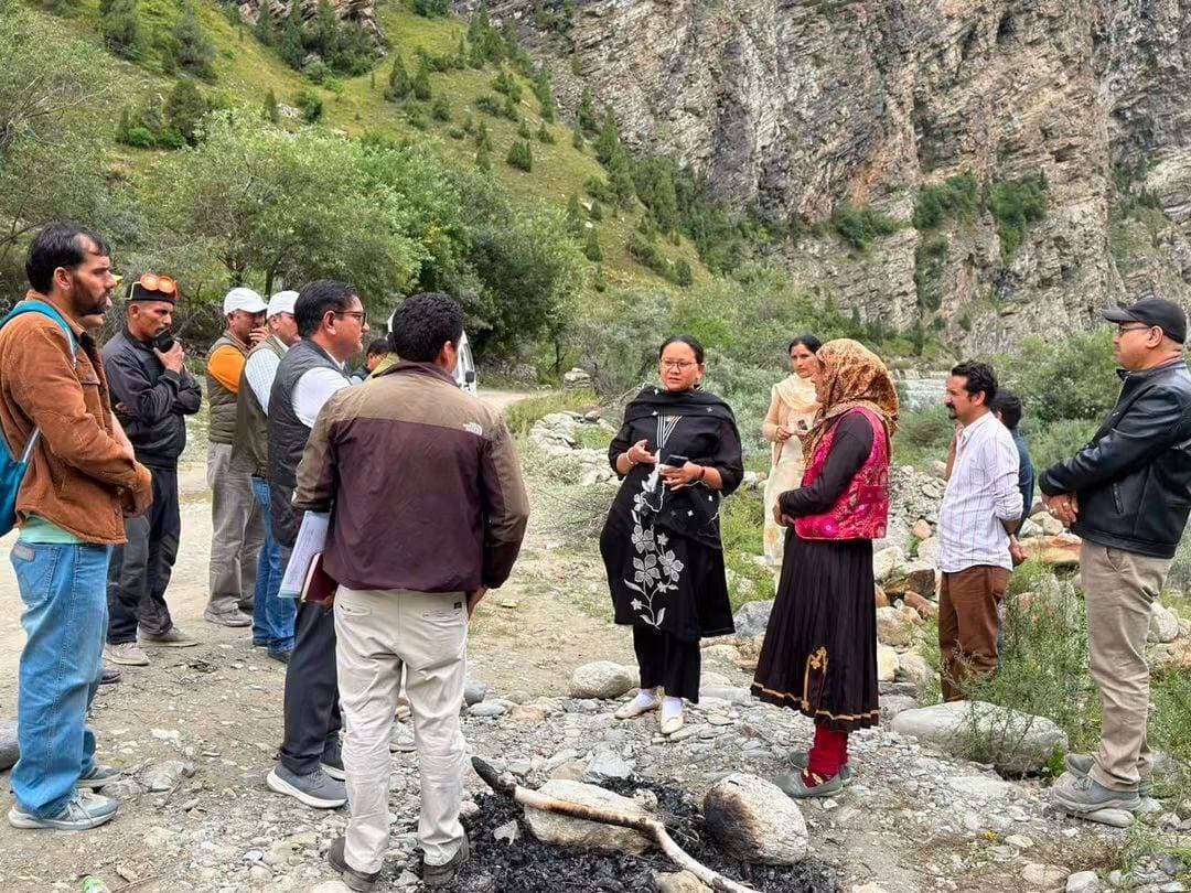 विधायक लाहौल-स्पीति अनुराधा राणा ने किया बाढ़ प्रभावित क्षेत्रों का दौरा
बाढ़ के कारण क्षेत्र में फसलों को हुए नुकसान का लिया जाएज़ा
Kullu Times
विधायक लाहौल-स्पीति अनुराधा राणा ने बाढ़ प्रभावित क्षेत्र गवाड़ी, चोखंग का दौरा कर मौके पर स्थिति का जायजा लिया। बाढ़ के कारण क्षेत्र में फसलों को नुकसान पहुंचा है और कई खेत जलमग्न हुए हैं साथ ही सिंचाई कुहलें और डिपी क्षतिग्रस्त हुई हैं जिसको जल्द से जल्द बहाल करने के निर्देश संबंधित विभाग को दे दिए गए हैं । इसके बाद विधायक ने कीर्तिंग गांव पहुंचकर स्थानीय लोगों की जन समस्याएं भी सुनीं तथा संबंधित अधिकारियों को समस्याओं के समाधान के लिए आवश्यक दिशा-निर्देश दिए।
विधायक अनुराधा राणा ने जोबरंग पुल का भी निरीक्षण किया और लोक निर्माण विभाग के अधिकारियों से पुल की स्थिति की जानकारी ली। उन्होंने पुल की सुरक्षा एवं बचाव कार्यों को प्राथमिकता से करने तथा आपातकालीन स्थिति में क्षेत्र में आवागमन सुचारू बनाए रखने के लिए आवश्यक व्यवस्थाएं सुनिश्चित करने के निर्देश दिए।विधायक अनुराधा राणा ने कहा कि आपदा की इस घड़ी में प्रभावित लोगों को हरसंभव सहायता उपलब्ध करवाना प्राथमिकता है। प्रशासन एवं संबंधित विभागों को नुकसान का आकलन कर राहत एवं बचाव कार्यों में तेजी लाने के निर्देश दिए गए हैं। Anuradha Rana