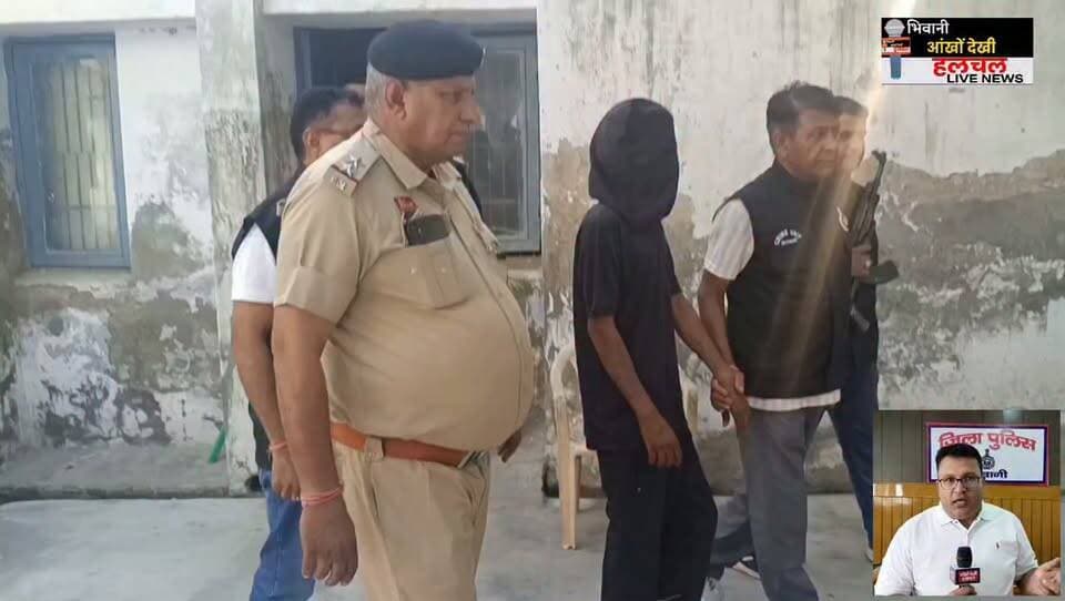 भिवानी में गोवंश तस्करी, पुलिस पार्टी पर जानलेवा हमला व अवैध हथियार से फायरिंग के मामले में 03 साल से फरार चल रहे ₹ 5,000/- रुपए के इनामी अपराधी को किया गिरफ्तार
पुलिस टीम ने ₹ 5,000/- रुपए के इनामी अपराधी को बस अड्डा तोशाम से किया गिरफ्तार।
पुलिस अधीक्षक भिवानी सुमित कुमार, आईपीएस के निर्देश पर जिले में संगीन वारदातों में शामिल फरार एवं इनामी आरोपियों को गिरफ्तार करने के लिए विशेष अभियान चलाया हुआ है। अभियान के तहत कार्रवाई करते हुए सीआईए स्टाफ-2 भिवानी की टीम ने अभियोग में फरार चल रहे ₹ 5,000/- रुपए के इनामी अपराधी को गिरफ्तार करने में सफलता हासिल की है।
दिनांक 14.11.2023 को एएसआई रमेश, सीआईए स्टाफ-2 भिवानी को सूचना प्राप्त हुई कि HR-74B-8480 नंबर के एक कैंटर में 6/7 युवक गोवंश को रस्सियों से बांधकर गोवंश तस्करी के लिए ले जा रहे हैं तथा यह कैंटर तोशाम क्षेत्र में बिजली बोर्ड के पास खड़ा है। सूचना पर एएसआई रमेश पुलिस टीम के साथ मौके पर पहुंचे।
पुलिस टीम को देखकर गोवंश तस्करों ने कैंटर को तेज गति से भगाने का प्रयास किया। पुलिस टीम द्वारा कैंटर को रोकने का प्रयास करने पर आरोपियों ने पुलिस पार्टी पर जान से मारने की नीयत से फायरिंग की। पुलिस टीम द्वारा भी आत्मरक्षा एवं आरोपियों को काबू करने के लिए जवाबी कार्रवाई की गई। पीछा करने के दौरान कुछ आरोपी अंधेरे व खेतों का फायदा उठाकर मौके से फरार हो गए, जबकि पुलिस टीम ने कार्रवाई करते हुए कुछ आरोपियों को काबू किया।
मौके से काबू किए गए आरोपियों की पहचान आफिक पुत्र अतहर निवासी उटावड़, थाना उटावड़, जिला पलवल, आरिफ पुत्र कर्मदीन निवासी बाईका डंडा, रोजका सोहना तथा आमीन पुत्र सरदारा निवासी पयंगांव के रूप में हुई थी। पुलिस टीम द्वारा मौके से गोवंश, गोवंश को बांधने में प्रयुक्त रस्सियां तथा अन्य सामान बरामद किया गया। काबू किए गए आरोपी आफिक जावेद की तलाशी लेने पर उसके पास से देशी कट्टा .315 बोर तथा दो जिंदा कारतूस भी बरामद हुए।
उक्त मामले में पुलिस द्वारा आरोपियों के खिलाफ अभियोग नंबर 612 दिनांक 14.11.2023, थाना तोशाम में धारा 186/279/336/353/307/429 भा.दं.सं., 25/54/59 आर्म्स एक्ट तथा धारा 13(2)/20/15 हरियाणा गोवंश संरक्षण एवं गोसंवर्धन अधिनियम, 2015 के तहत अभियोग दर्ज किया गया था।
अभियोग में प्रभावी कार्रवाई करते हुए दिनांक 22.08.2026 को सीआईए स्टाफ-2 भिवानी के उप निरीक्षक सुशील कुमार के नेतृत्व में पुलिस टीम ने अभियोग में फरार चल रहे ₹ 5,000/- रुपए के इनामी अपराधी को बस अड्डा तोशाम से गिरफ्तार करने में सफलता हासिल की।
*गिरफ्तार किए गए आरोपी की पहचान जगदीश पुत्र भंवर सिंह निवासी तोशाम, जिला भिवानी के रूप में हुई।*
पुलिस टीम द्वारा गिरफ्तार आरोपी से पूछताछ करने पर आरोपी ने बतलाया कि उसे थाना क्षेत्र के खेतों से गोवंश को इकट्ठा करने का कार्य दिया गया था तथा इसके बदले में आरोपियों द्वारा उसे पैसे दिए जाते थे। गिरफ्तार आरोपी को आज माननीय न्यायालय के समक्ष पेश किया गया, जहां माननीय न्यायालय द्वारा आरोपी को जिला कारागार भेजने के आदेश दिए गए। पुलिस टीम के द्वारा अभियोग में 06 आरोपियों को पहले ही गिरफ्तार किया जा चुका है वहीं अभियोग में शेष बच्चे अन्य आरोपियों की गिरफ्तारी के प्रयास किए जा रहे हैं जिन्हें जल्द ही गिरफ्तार किया जाएगा।
पुलिस प्रवक्ता, भिवानी।।