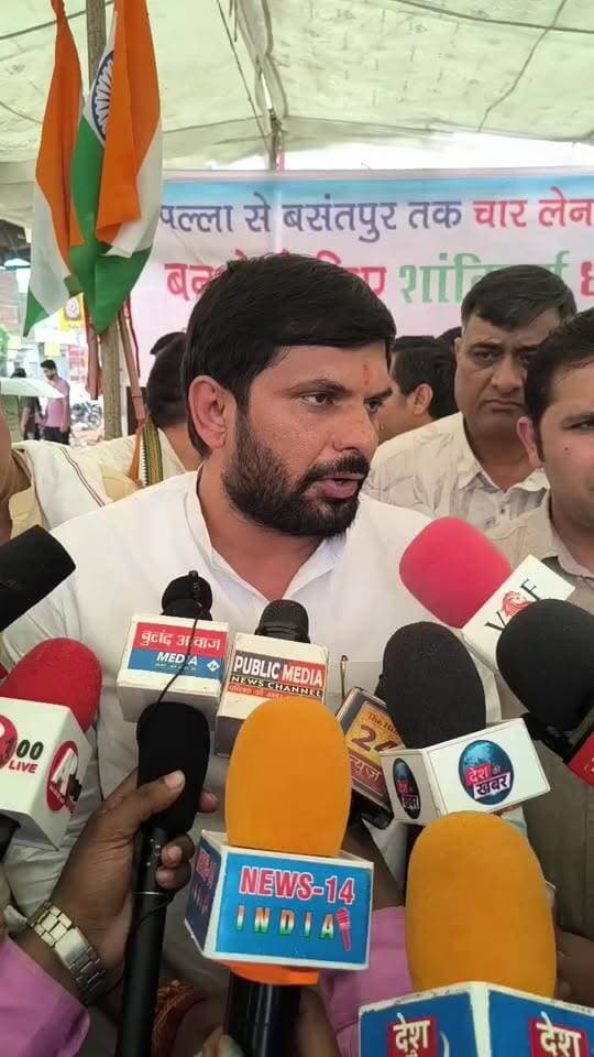राजेश नागर के प्रतिनिधियों ने दिया भरोसा, दो अक्टूबर तक पूरी होगी टेंडर प्रक्रिया...
पल्ला-बसंतपुर रोड को लेकर धरना समाप्त
#BJPGovernment
#BhartiyaJantaParty
#faridabad
#voiceoffaridabad
#Voiceoffreedom