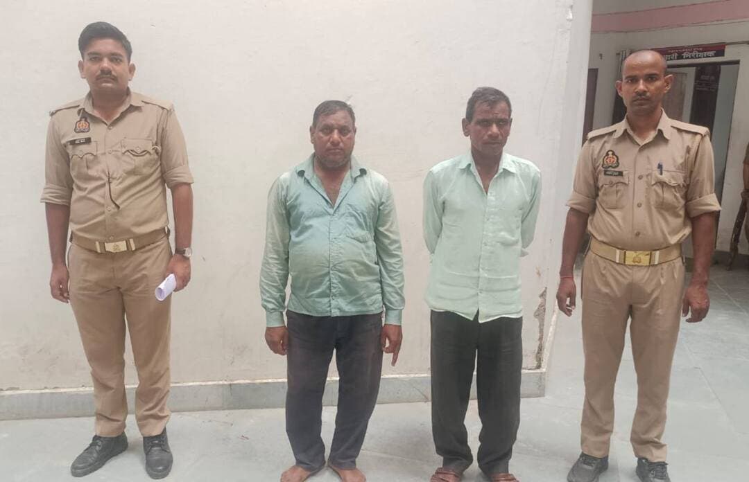 ऑपरेशन चक्रव्यूह में मीरजापुर पुलिस की बड़ी कार्रवाई, 12 घंटे में 23 वांछित और वारंटी गिरफ्तार
मीरजापुर। अपराधियों पर शिकंजा कसने के लिए मीरजापुर पुलिस द्वारा चलाए गए 12 घंटे के विशेष अभियान “ऑपरेशन चक्रव्यूह” के तहत बड़ी कार्रवाई की गई। पुलिस ने जनपद के विभिन्न थाना क्षेत्रों में दबिश देकर कुल 23 अभियुक्तों को गिरफ्तार किया, जिनमें 18 वारंटी और 5 अन्य अभियुक्त शामिल हैं।
पुलिस अधीक्षक अपर्णा रजत कौशिक के निर्देशन में, पुलिस अधीक्षक ऑपरेशन राजकुमार मीणा तथा अपर पुलिस अधीक्षक नगर नितेश सिंह के नेतृत्व में यह अभियान अपराध की रोकथाम और वांछित, वारंटी, पुरस्कार घोषित तथा अन्य अभियुक्तों की धरपकड़ के लिए चलाया गया।
अभियान के दौरान थाना कोतवाली शहर से 3 वारंटी, कोतवाली कटरा से 2 वारंटी व 1 अन्य, विंध्याचल से 2 वारंटी, कोतवाली देहात से 1 वारंटी, कछवां से 4 वारंटी व 1 अन्य, चुनार से 4 वारंटी, जमालपुर से 1 वारंटी व 1 अन्य, संत नगर से 1 वारंटी तथा मड़िहान थाना क्षेत्र से 2 अन्य अभियुक्तों को गिरफ्तार किया गया।
पुलिस के अनुसार, इस विशेष अभियान में कुल 18 वारंटी और 5 अन्य अभियुक्तों समेत 23 गिरफ्तारियां की गईं। पुलिस की इस कार्रवाई से अपराधियों और न्यायालय से संबंधित मामलों में लंबे समय से फरार चल रहे वारंटियों में हड़कंप मचा है।
#मीरजापुर #MirzapurPolice #ऑपरेशनचक्रव्यूह #PoliceAction #CrimeControl #अपर्णारजतकौशिक #TodayMirzapur