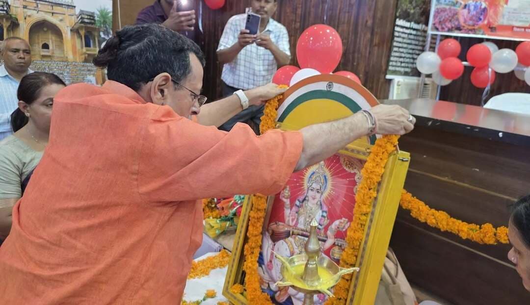 रसोइया बहनों का सम्मान, कैशलेस चिकित्सा कार्ड भी वितरित; विधायक रत्नाकर मिश्रा बोले—स्वस्थ बचपन ही सशक्त भविष्य की नींव
मिर्जापुर। विकास भवन में रविवार को प्रधानमंत्री पोषण योजना के अंतर्गत रसोइया बहनों के सम्मान समारोह एवं कैशलेस चिकित्सा कार्ड वितरण कार्यक्रम का आयोजन किया गया। कार्यक्रम में नगर विधायक रत्नाकर मिश्रा शामिल हुए। कार्यक्रम मुख्यमंत्री योगी आदित्यनाथ के निर्देशन में आयोजित किया गया।
इस दौरान रसोइया बहनों के योगदान की सराहना करते हुए विधायक रत्नाकर मिश्रा ने कहा कि विद्यालयों में बच्चों को पौष्टिक आहार उपलब्ध कराने में रसोइया बहनों की भूमिका बेहद महत्वपूर्ण है। उनके समर्पण, सेवाभाव और जिम्मेदारी को सम्मानित करना गौरव की बात है।
उन्होंने कहा कि सरकार बच्चों के बेहतर स्वास्थ्य और पोषण को लेकर लगातार जनकल्याणकारी योजनाओं को प्रभावी ढंग से आगे बढ़ा रही है। कैशलेस चिकित्सा कार्ड के माध्यम से लाभार्थियों को स्वास्थ्य सुविधाओं का लाभ पहुंचाने की दिशा में भी महत्वपूर्ण पहल की जा रही है।
विधायक ने कहा कि स्वस्थ बच्चों से ही सशक्त समाज और समृद्ध भविष्य की नींव तैयार होती है। बच्चों का स्वास्थ्य और पोषण सरकार की प्राथमिकताओं में शामिल है।
कार्यक्रम में जिलाधिकारी पवन कुमार गंगवार एवं बेसिक शिक्षा अधिकारी समेत संबंधित अधिकारी मौजूद रहे।
#Mirzapur #मिर्जापुर #RatnakarMishra #रत्नाकरमिश्रा #PMPoshanYojana #प्रधानमंत्रीपोषणयोजना #रसोइयाबहनें #CashlessMedicalCard #कैशलेसचिकित्साकार्ड #YogiAdityanath #योगीआदित्यनाथ #PawanKumarGangwar #मिर्जापुरन्यूज #TodayMirzapur #TodayMirzapurNews