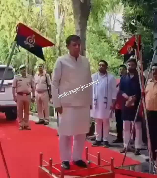 राष्ट्रगान तो होता रहेगा, शायद यही सोच सतीश महाना बीच राष्ट्रगान से निकल लिए.
राष्ट्रगान को सम्मान देने वाले सतीश महाना यूपी विधानसभा अध्यक्ष है.