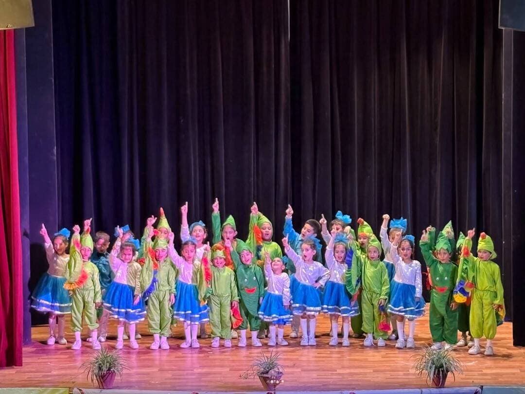 चैपस्ली स्कूल शिमला का वार्षिक समारोह हर्षोल्लास एवं गरिमामय वातावरण में आयोजित
स्थान: कालीबाड़ी हॉल, शिमला
चैपस्ली स्कूल का दो दिवसीय वार्षिक समारोह कालीबाड़ी हॉल, शिमला में बड़े उत्साह और गरिमामय वातावरण में आयोजित किया गया। समारोह में विद्यार्थियों ने अपनी प्रतिभा, रचनात्मकता एवं सांस्कृतिक विविधता का शानदार प्रदर्शन किया।
कार्यक्रम में पहले दिन 22 अगस्त 2026 को राजा भसीन व उनकी धर्मपत्नी ने मुख्य अतिथि के रूप में शिरकत की।
दूसरे दिन 23 अगस्त 2026 को मुख्य अतिथि के रुप में एडवोकेट श्री राकेश्वर लाल सूद और उनकी धर्मपत्नी ने कार्यक्रम की शोभा बढ़ाई।
विद्यालय की संस्थापिका महोदया श्रीमती प्रनौती सिंह जी और प्रधानाचार्य श्री राजेंद्र सिंह जी ने मुख्य अतिथियों एवं उपस्थित गणमान्य अतिथियों का स्वागत किया।
समारोह के दौरान विद्यालय की वार्षिक रिपोर्ट श्रीमती रूपाली कपिला जी द्वारा प्रस्तुत की गई । जिसमें वर्ष भर की शैक्षणिक, खेलकूद, सांस्कृतिक एवं गतिविधियों के साथ विद्यालय तथा विद्यार्थियों की उल्लेखनीय उपलब्धियों का विस्तृत विवरण प्रस्तुत किया गया।
विद्यालय की संस्थापिका महोदया श्रीमती प्रनौती सिंह जी के मार्गदर्शन में संपूर्ण कार्यक्रम का आयोजन किया गया ।उन्होंने विद्यार्थियों को मेहनत, अनुशासन, संस्कार और सकारात्मक सोच के साथ जीवन में आगे बढ़ने के लिए प्रेरित किया।
वार्षिक समारोह में विद्यार्थियों द्वारा प्रस्तुत रंगारंग सांस्कृतिक कार्यक्रमों ने दर्शकों को मंत्रमुग्ध कर दिया। नृत्य, संगीत, नाट्य एवं विभिन्न सांस्कृतिक प्रस्तुतियों के माध्यम से विद्यार्थियों ने अपनी प्रतिभा और भारतीय संस्कृति की सुंदर झलक प्रस्तुत की।
मुख्य अतिथियों ने कार्यक्रम की भूरि- भूरि प्रशंसा की और पूरा हॉल तालियों की गड़गड़ाहट से गूंज उठा। इस प्रकार यह कार्यक्रम हर्षोउल्लास के साथ संपन्न हुआ।