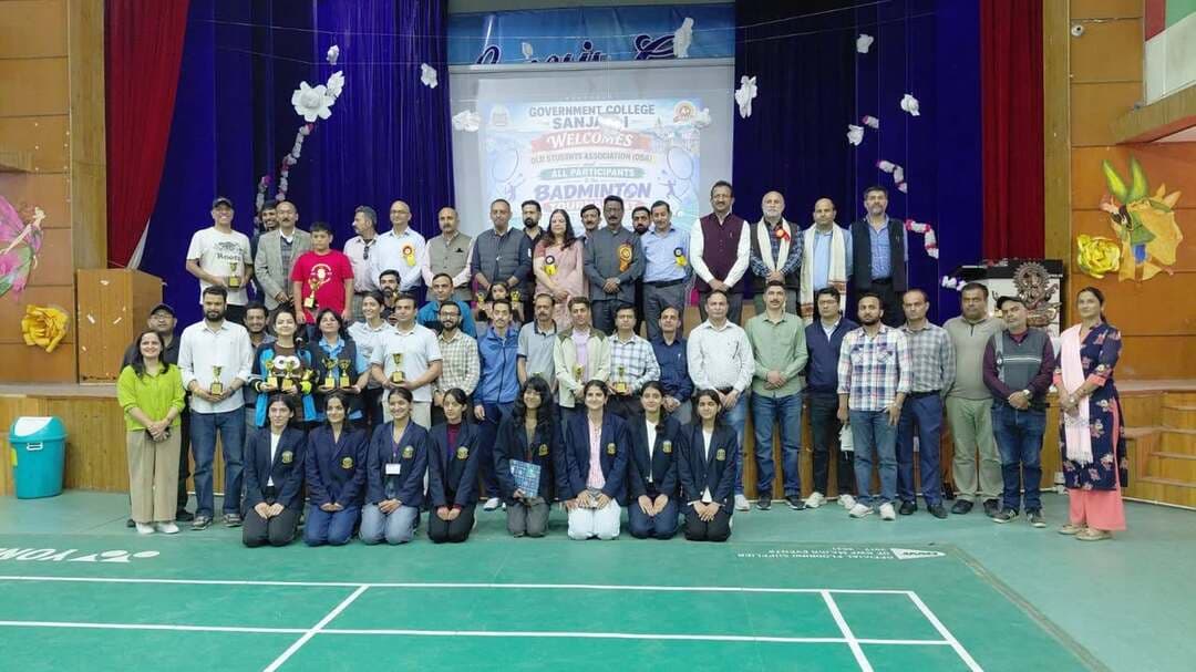 संजौली कॉलेज में ओल्ड स्टूडेंट एसोसिएशन ने करवाया बैडमिंटन टूर्नामेंट, कुलदीप राठौर ने विजेताओं को किया सम्मानित
। ओल्ड स्टूडेंट एसोसिएशन संजौली कॉलेज की ओर से कालेज में तीन दिवसीय बैडमिंटन प्रतियोगिता का आयोजन किया गया । जिसमे 35 टीमों के 68 खिलाड़ियों ने हिस्सा लिया ।
रविवार को बैडमिंटन टूर्नामेंट प्रतियोगिता के समापन समारोह में ओल्ड स्टूडेंट एसोसिएशन के अध्यक्ष एवं विधायक कुलदीप सिंह राठौर ने बतौर मुख्य अतिथि शिरकत की।इसके अलावा कालेज की प्रिंसिपल भारती भांगड़ा ओर ओल्ड एसोसिएशन के उपाध्यक्ष सुशांत कपरेट ने भी मौजूद रहे। इस दौरान कुलदीप राठौर ने प्रतियोगिता में उत्कृष्ट प्रदर्शन करने वाले विजेताओं एवं उपविजेताओं को पुरस्कार देकर सम्मानित किया।
इस अवसर पर कुलदीप सिंह राठौर ने कहा कि खेल युवाओ में शारीरिक और मानसिक विकास में महत्वपूर्ण भूमिका निभाते हैं। खेलों के माध्यम से युवाओं में अनुशासन, टीम भावना और नेतृत्व क्षमता का विकास होता है। उन्होंने कहा कि इस तरह के आयोजनों से कॉलेज के पूर्व छात्रों और वर्तमान विद्यार्थियों के बीच जुड़ाव भी मजबूत होता है।
उन्होंने ओल्ड स्टूडेंट छात्र एसोसिएशन द्वारा आयोजित इस प्रतियोगिता की सराहना करते हुए कहा कि पूर्व छात्रों को अपने शिक्षण संस्थान से जुड़े रहकर इस तरह की गतिविधियों को बढ़ावा देना चाहिए। इससे कॉलेज में खेल एवं अन्य रचनात्मक गतिविधियों को प्रोत्साहन मिलता है।
राठौर ने कहा कि वे खुद संजौली कालेज से पढ़े है ओर एससीए के अध्यक्ष भी रहे और मुख्यमंत्री भी इसी कालेज से पड़े है।
बाईट। कुलदीप राठौर विधायक