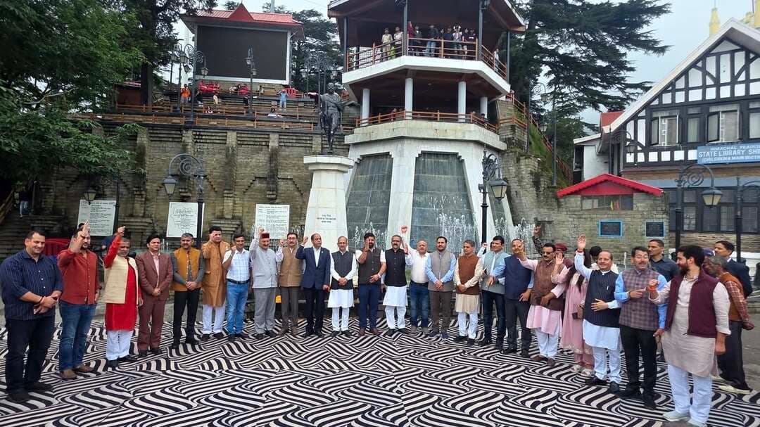 वंदे मातरम् का अपमान देश स्वीकार नहीं करेगा, कांग्रेस यह तय नहीं कर सकती कि राष्ट्रगीत खंडित होकर गाया जाए : जयराम ठाकुर
विधानसभा में संपूर्ण वंदे मातरम् गायन की मांग पर भाजपा अडिग, कार्यवाही का वीडियो नहीं मिला तो कानूनी विकल्प और हाईकोर्ट जाने पर भी करेंगे विचार : जयराम ठाकुर
विपक्ष जनहित के मुद्दों पर चर्चा चाहता है, सत्ता पक्ष स्वयं सदन से वॉकआउट कर चर्चा से भाग रहा है : जयराम ठाकुर
रिज मैदान पर डेढ़ घंटे चला भाजपा विधायक दल का जवाबी धरना, सामूहिक वंदे मातरम् और देशभक्ति के गीतों से गूंजा शिमला
शिमला, 23 अगस्त। भारतीय जनता पार्टी विधायक दल ने नेता प्रतिपक्ष एवं पूर्व मुख्यमंत्री जयराम ठाकुर के नेतृत्व में रविवार को ऐतिहासिक रिज मैदान, शिमला स्थित महात्मा गांधी की प्रतिमा के समक्ष कांग्रेस के खिलाफ जवाबी धरना दिया और सामूहिक रूप से वंदे मातरम् का गायन किया। करीब डेढ़ घंटे तक चले इस कार्यक्रम में भाजपा विधायकों के साथ सैकड़ों कार्यकर्ताओं ने भाग लिया। इस दौरान वंदे मातरम् और अन्य देशभक्ति गीतों से पूरा रिज मैदान गूंज उठा।
नेता प्रतिपक्ष जयराम ठाकुर ने मीडिया से बातचीत करते हुए कहा कि वंदे मातरम् भारत के स्वतंत्रता संग्राम की प्रेरणा और असंख्य स्वतंत्रता सेनानियों के त्याग एवं बलिदान का प्रतीक रहा है। उन्होंने कहा कि इसी उद्घोष के साथ देश के वीर क्रांतिकारियों ने स्वतंत्रता आंदोलन को नई ऊर्जा दी और अनेक वीरों ने हंसते-हंसते फांसी के फंदे को चूमा। ऐसे राष्ट्रगीत के सम्मान को लेकर किसी प्रकार का समझौता स्वीकार नहीं किया जा सकता।
उन्होंने कहा कि भाजपा विधायक दल ने विधानसभा में केवल इतना आग्रह किया था कि सदन में संपूर्ण वंदे मातरम् का सम्मानपूर्वक गायन किया जाए। उन्होंने आरोप लगाया कि सदन की कार्यवाही से पहले तैयार किए गए कार्यक्रम में वंदे मातरम् का उल्लेख था, लेकिन बाद में इसे हटा दिया गया। भाजपा ने सदन के भीतर इस विषय को उठाया, परंतु सरकार ने सकारात्मक रुख अपनाने के बजाय गतिरोध की स्थिति पैदा की।
जयराम ठाकुर ने कांग्रेस के ऐतिहासिक रुख का उल्लेख करते हुए कहा कि वर्ष 1937 में कांग्रेस ने वंदे मातरम् के केवल कुछ अंशों को अपनाने का निर्णय लिया था। उन्होंने दावा किया कि 6 अप्रैल 1938 को जवाहरलाल नेहरू द्वारा मोहम्मद अली जिन्ना को लिखे गए पत्र में भी वंदे मातरम् से संबंधित आपत्तियों का उल्लेख किया गया था। उन्होंने कहा कि आज स्वतंत्र भारत में राष्ट्रगीत के सम्मान का प्रश्न किसी राजनीतिक दल के निर्णय से नहीं बल्कि राष्ट्रीय भावना और संवैधानिक व्यवस्था के अनुरूप देखा जाना चाहिए।
उन्होंने कहा कि कांग्रेस वर्किंग कमेटी का कोई निर्णय देश और उसकी लोकतांत्रिक संस्थाओं से ऊपर नहीं हो सकता। देश संविधान और संसद द्वारा स्थापित व्यवस्थाओं के अनुसार चलता है, किसी राजनीतिक दल के फरमान से नहीं। भाजपा का स्पष्ट मत है कि वंदे मातरम् के प्रति पूर्ण श्रद्धा और सम्मान का भाव होना चाहिए।
राष्ट्रगान के अपमान का आरोप पूरी तरह गलत, वीडियो सार्वजनिक करे विधानसभा : जयराम
नेता प्रतिपक्ष ने कांग्रेस नेताओं द्वारा भाजपा विधायकों पर राष्ट्रगान के अपमान के लगाए जा रहे आरोपों को सिरे से खारिज किया। उन्होंने कहा कि विधानसभा में राष्ट्रगान के दौरान सत्ता पक्ष और विपक्ष के सभी सदस्य पूरे सम्मान के साथ खड़े रहे और राष्ट्रगान में शामिल हुए। इसके बाद विपक्ष ने वंदे मातरम् के गायन की मांग उठाई थी।
उन्होंने कहा कि भाजपा विधायक दल पिछले तीन दिनों से विधानसभा की उस कार्यवाही का वीडियो मांग रहा है। विधानसभा अध्यक्ष से भी इस संबंध में मुलाकात की गई है और विपक्ष के सभी विधायकों ने विधानसभा सचिव को लिखित रूप से वीडियो उपलब्ध करवाने की मांग की है, लेकिन अभी तक वीडियो उपलब्ध नहीं करवाया गया।
जयराम ठाकुर ने कहा कि यदि कांग्रेस के आरोपों में सच्चाई है तो विधानसभा की कार्यवाही का पूरा वीडियो सार्वजनिक किया जाए। उन्होंने कहा कि भाजपा इस मामले में कानूनी विकल्पों का भी परीक्षण कर रही है और आवश्यकता पड़ने पर हाईकोर्ट का दरवाजा खटखटाने से भी पीछे नहीं हटेगी।
उन्होंने कहा कि इसी विषय पर अपना स्पष्ट संदेश देने के लिए भाजपा विधायक दल ने सदन न होने के दिन महात्मा गांधी की प्रतिमा के समक्ष एकत्रित होकर सामूहिक रूप से वंदे मातरम् का गायन किया है। यह कार्यक्रम प्रतीकात्मक रूप से यह संदेश देने के लिए आयोजित किया गया कि राष्ट्रगीत के सम्मान से किसी प्रकार का समझौता नहीं किया जा सकता।
जनहित के सवालों से बचना चाहती है कांग्रेस सरकार : जयराम
जयराम ठाकुर ने कहा कि भाजपा विधानसभा में जनहित के मुद्दों पर गंभीर चर्चा चाहती है। कांग्रेस ने विधानसभा चुनाव के समय पांच वर्षों में पांच लाख रोजगार और प्रतिवर्ष एक लाख नौकरियां देने की गारंटी दी थी। भाजपा इस गारंटी की वास्तविक स्थिति पर सरकार से जवाब चाहती है।
उन्होंने कहा कि विपक्ष ने प्रश्नकाल चलाने और सदन की कार्यवाही में पूर्ण सहयोग देने की बात कही है, लेकिन प्रदेश में पहली बार ऐसी स्थिति देखने को मिल रही है कि विपक्ष सदन चलाना चाहता है और सत्ता पक्ष के विधायक तथा मंत्री स्वयं नारे लगाते हुए सदन से बाहर जा रहे हैं।
उन्होंने आरोप लगाया कि सरकार बेरोजगारी, रोजगार की गारंटी, प्रदेश की आर्थिक स्थिति और अन्य जनहित के विषयों पर जवाब देने से बच रही है। विपक्ष अपनी संवैधानिक जिम्मेदारी निभाते हुए इन मुद्दों को सदन में उठाना चाहता है, लेकिन सत्ता पक्ष चर्चा से बचने का प्रयास कर रहा है।
‘रंग दे बसंती चोला’ से देशभक्ति के रंग में रंगा रिज मैदान
धरने के दौरान पूर्व भाजपा प्रदेश अध्यक्ष सतपाल सिंह सत्ती ने ‘रंग दे बसंती चोला’ सहित देशभक्ति के गीतों से कार्यकर्ताओं में जोश भर दिया। कार्यक्रम में उपस्थित भाजपा विधायक और कार्यकर्ता भी देशभक्ति के गीतों में उत्साहपूर्वक शामिल हुए और रिज मैदान राष्ट्रभक्ति के नारों एवं गीतों से गूंज उठा।
इस अवसर पर भाजपा विधायक विपिन सिंह परमार, बिक्रम ठाकुर, राकेश जमवाल, त्रिलोक जमवाल, सुधीर शर्मा, आशीष शर्मा और पवन काजल सहित भाजपा विधायक दल के सदस्य तथा पार्टी के सैकड़ों कार्यकर्ता उपस्थित रहे। सभी ने सामूहिक वंदे मातरम् गायन में भाग लेकर राष्ट्रगीत के प्रति सम्मान और श्रद्धा व्यक्त की।