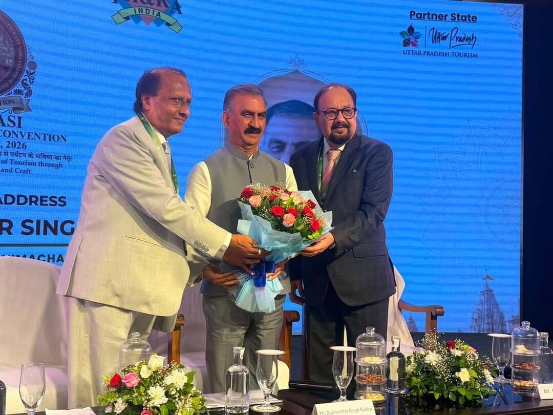 मुख्यमंत्री ने होटल एवं पर्यटन उद्योग से हिमाचल के नए पर्यटन गंतव्यों को बढ़ावा देने का किया आह्वान
मुख्यमंत्री ठाकुर सुखविन्द्र सिंह सुक्खू ने आज वाराणसी में आयोजित फेडरेशन ऑफ होटल एंड रेस्टोरेंट एसोसिएशन्स ऑफ इंडिया के 56वें वार्षिक अधिवेशन में देशभर से आए होटल व्यवसायियों, ट्रैवल एजेंटों, टूर ऑपरेटरों और पर्यटन उद्योग से जुड़े अन्य प्रतिनिधियों का स्वागत एवं अभिनंदन किया।
मुख्यमंत्री ने पर्यटन उद्योग से जुड़े सभी लोगों से आग्रह किया कि वे देश-विदेश के पर्यटकों को हिमाचल आने के लिए प्रोत्साहित करें तथा अपने टूर पैकेज में राज्य के नए और अनछुए पर्यटन स्थलों को भी शामिल करें। उन्होंने कहा कि हिमाचल की शांत और सुरक्षित घाटियां, स्वच्छ हवा, निर्मल जल, बर्फ से ढके पहाड़, हरे-भरे जंगल, समृद्ध सांस्कृतिक विरासत और गांवों की सरल जीवनशैली इसे देश और विदेश के पर्यटकों के बीच एक अलग पहचान प्रदान करती है। उन्होंने कहा कि आज का पर्यटक केवल पारंपरिक पर्यटन स्थलों तक सीमित नहीं रहना चाहता, बल्कि वह शांति, प्रकृति, स्थानीय संस्कृति, वेलनेस, प्रामाणिक अनुभव और स्थानीय लोगों के साथ जुड़ाव को भी प्राथमिकता दे रहा है। हिमाचल इन सभी नई पर्यटन आवश्यकताओं को पूरा करने की क्षमता रखता है। उन्होंने कहा कि सड़क, बिजली, पानी और डिजिटल कनेक्टिविटी में सुधार से राज्य के दूरदराज क्षेत्र के पर्यटन स्थल भी अब अधिक सुगम हो गए हैं।
मुख्यमंत्री ने कहा कि राज्य सरकार पर्यटकों को हिमाचल के अनछुए क्षेत्रों, स्थानीय संस्कृति, परंपराओं और जीवनशैली से करीब से परिचित करवाने के लिए अनुभव आधारित पर्यटन को बढ़ावा दे रही है। इसके साथ ही कारवां पर्यटन और वीकेंड पर्यटन को भी प्रोत्साहित किया जा रहा है। उन्होंने कहा कि महिलाओं के लिए हिमाचल प्रदेश को सुरक्षित और स्वागत योग्य पर्यटन गंतव्य बनाने के उद्देश्य से ‘शी ट्रैवल’ नीति तैयार की जा रही है। सरकार महिलाओं को होमस्टे, स्थानीय खाद्य व्यवसाय, हस्तशिल्प, स्थानीय उत्पादों और पर्यटन से जुड़े स्टार्टअप के माध्यम से रोजगार एवं स्वरोजगार के अवसर उपलब्ध करवाने के लिए महिला आधारित पर्यटन उद्यमिता को भी बढ़ावा दे रही है।
मुख्यमंत्री ने कहा कि राज्य सरकार पर्यटन ढांचे को सुदृढ़ करने पर विशेष ध्यान दे रही है। कांगड़ा हवाई अड्डे के विस्तार की प्रक्रिया शुरू कर दी गई है और इसके आसपास एयरोसिटी विकसित करने की योजना है। कांगड़ा को प्रदेश की ‘पर्यटन राजधानी’ के रूप में विकसित किया जा रहा है। इसके अलावा, प्रत्येक जिला मुख्यालय में या उसके आसपास हेलीपोर्ट विकसित करने का निर्णय लिया गया है। इससे न केवल पर्यटन के लिए हवाई संपर्क सुदृढ़ होगा, बल्कि आपदा प्रबंधन, आपातकालीन चिकित्सा सेवाओं और दूरदराज के क्षेत्रों से संपर्क को भी मजबूती मिलेगी।
मुख्यमंत्री ने कहा कि राज्य सरकार सतत और जिम्मेदार पर्यटन को बढ़ावा देने के लिए प्रतिबद्ध है ताकि आर्थिक विकास के साथ-साथ हिमाचल की सांस्कृतिक, सामाजिक और पर्यावरणीय विरासत का संरक्षण भी सुनिश्चित हो सके। ग्रामीण पर्यटन को बढ़ावा देने के लिए राज्य में होमस्टे योजना शुरू की गई है और होमस्टे नियम- 2025 लागू किए गए हैं। इससे स्थानीय लोगों को स्वरोजगार के अवसर उपलब्ध हो रहे हैं और पर्यटकों को हिमाचल के गांवों की वास्तविक जीवनशैली और संस्कृति को करीब से जानने का अवसर मिल रहा है।
श्री सुक्खू ने कहा कि हिमाचल में साहसिक पर्यटन की अपार संभावनाएं हैं। यहां ट्रेकिंग, स्कीइंग, पैराग्लाइडिंग, रिवर राफ्टिंग, पर्वतारोहण, कैंपिंग, माउंटेन साइक्लिंग और वाटर स्पोर्ट्स जैसी गतिविधियों को बढ़ावा दिया जा सकता है। बीड़-बिलिंग ने हिमाचल प्रदेश को विश्व के साहसिक पर्यटन मानचित्र पर एक विशिष्ट पहचान दिलाई है। उन्होंने कहा कि हिमाचल धार्मिक और आध्यात्मिक पर्यटन की दृष्टि से भी समृद्ध है। राज्य के प्रमुख शक्तिपीठ, ऐतिहासिक मंदिर, बौद्ध मठ और गुरुद्वारे देश-विदेश से बड़ी संख्या में श्रद्धालुओं और पर्यटकों को आकर्षित करते हैं तथा प्रदेश की पर्यटन अर्थव्यवस्था में महत्त्वपूर्ण योगदान देते हैं।
मुख्यमंत्री ने कहा कि वर्ष 2025 में जनवरी से दिसंबर तक हिमाचल में 3.11 करोड़ पर्यटक पहुंचे, जिनमें 1.66 करोड़ धार्मिक पर्यटक शामिल थे। वर्ष 2026 में जुलाई माह तक 1.06 करोड़ पर्यटक प्रदेश का भ्रमण कर चुके हैं। उन्होंने होटल एवं हॉस्पिटैलिटी उद्योग, ट्रैवल एजेंटों, टूर ऑपरेटरों और पर्यटन क्षेत्र से जुड़े सभी हितधारकों से हिमाचल की पर्यटन क्षमता को और अधिक विकसित करने के लिए राज्य सरकार के साथ मिलकर कार्य करने का आह्वान किया। उन्होंने कहा कि सामूहिक प्रयासों से हिमाचल प्रदेश को देश और विदेश के पर्यटकों के लिए एक सुरक्षित, स्वच्छ, सुंदर और यादगार पर्यटन गंतव्य के रूप में स्थापित किया जा सकता है।
.0.
