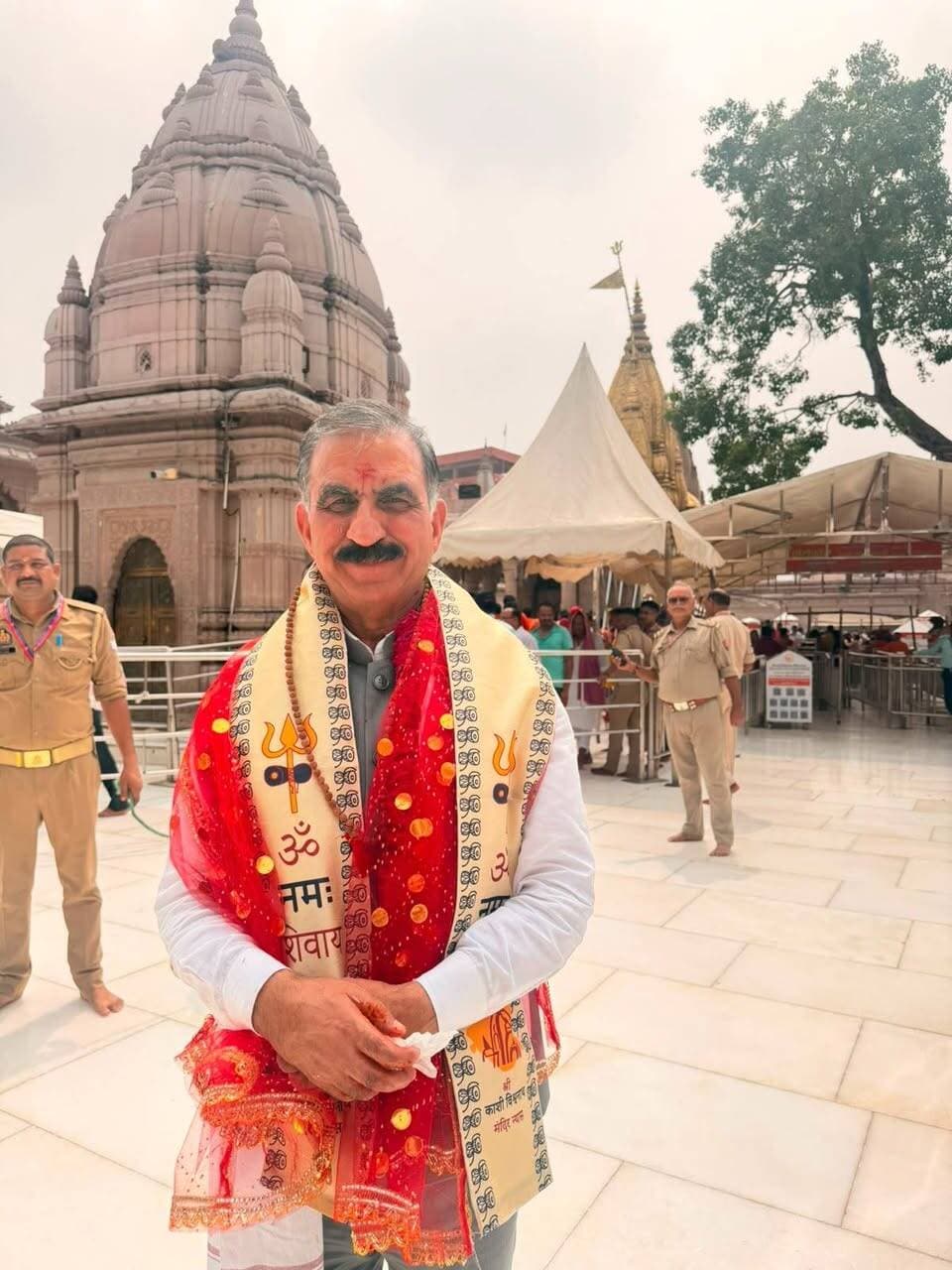 Chief Minister Thakur Sukhvinder Singh Sukhu paid obeisance at the Kashi Vishwanath Temple in Varanasi today and prayed for the peace, prosperity and well-being of the people of Himachal Pradesh.